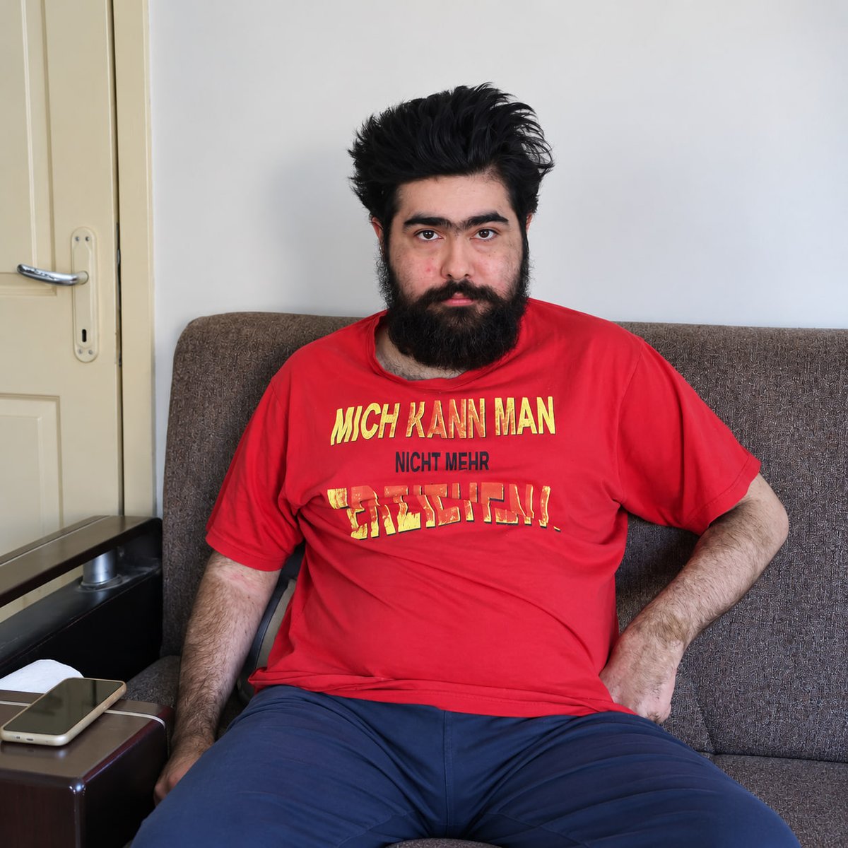 mhahaber_'s tweet photo. Deprem sonrası hayata küsen Barış Özbay, 3 ay süren hastanedeki tedavi sürecinin ardından eski haline döndü.

"Hiçbir şey istemiyorum, ben mutluyum. Telefonla zaman geçiriyorum, telefon yoksa duvarı izlerim. Bahçede kedilerle oynarım.

İnsanlar hep yardım etmeye çalışıyorlar ama kimse bana yardım edemez ben kabul etmediğim sürece.

Para yoluyla yardım edenler de var. Kendisine teşekkür ederim. Ama onun dışında hiçbir yardımı kabul etmiyorum.”