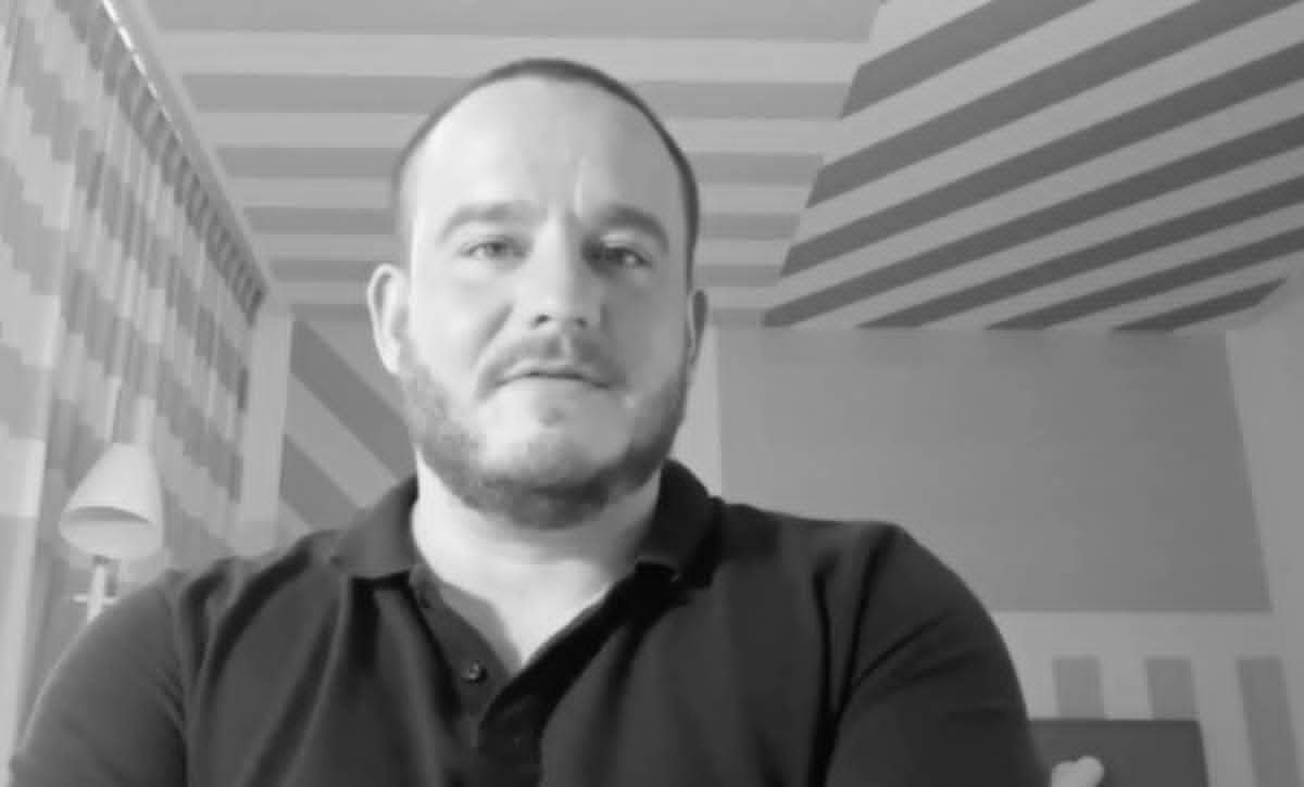 GodekKajaU's tweet photo. W wieku 36 lat zmarł Waldek Krysiak, @myslozbir, bloger, influencer, publicysta. Nie zawsze się zgadzaliśmy, ale jedno muszę mu przyznać - miał w sobie elementarną uczciwość intelektualną. I szukał. Znajdował, błądził, znów znajdował.

Bardzo szkoda, że odszedł. Za wcześnie. https://t.co/jC83SRgoi6