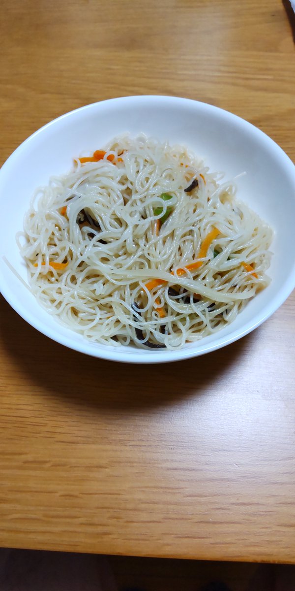 free_zonde's tweet photo. 昼飯はケンミン焼ビーフン(冷凍)でした😊
レンジでチンしてお手軽、美味しいので好きです☺️
ごちそうさまでした。 https://t.co/rI6ms7BI4j