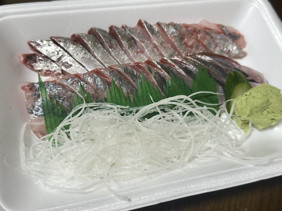 shiragiku3's tweet photo. 大鯵の刺身　これは美味い！脂乗ってて、一切の臭みも無い。最高。これで半身だぜ？

鱧しゃぶ　言わずもがな。

5.2Kg天然クエ　美味いに決まっとる。

その出汁で雑炊　説明不要！！ https://t.co/swa23zeuec