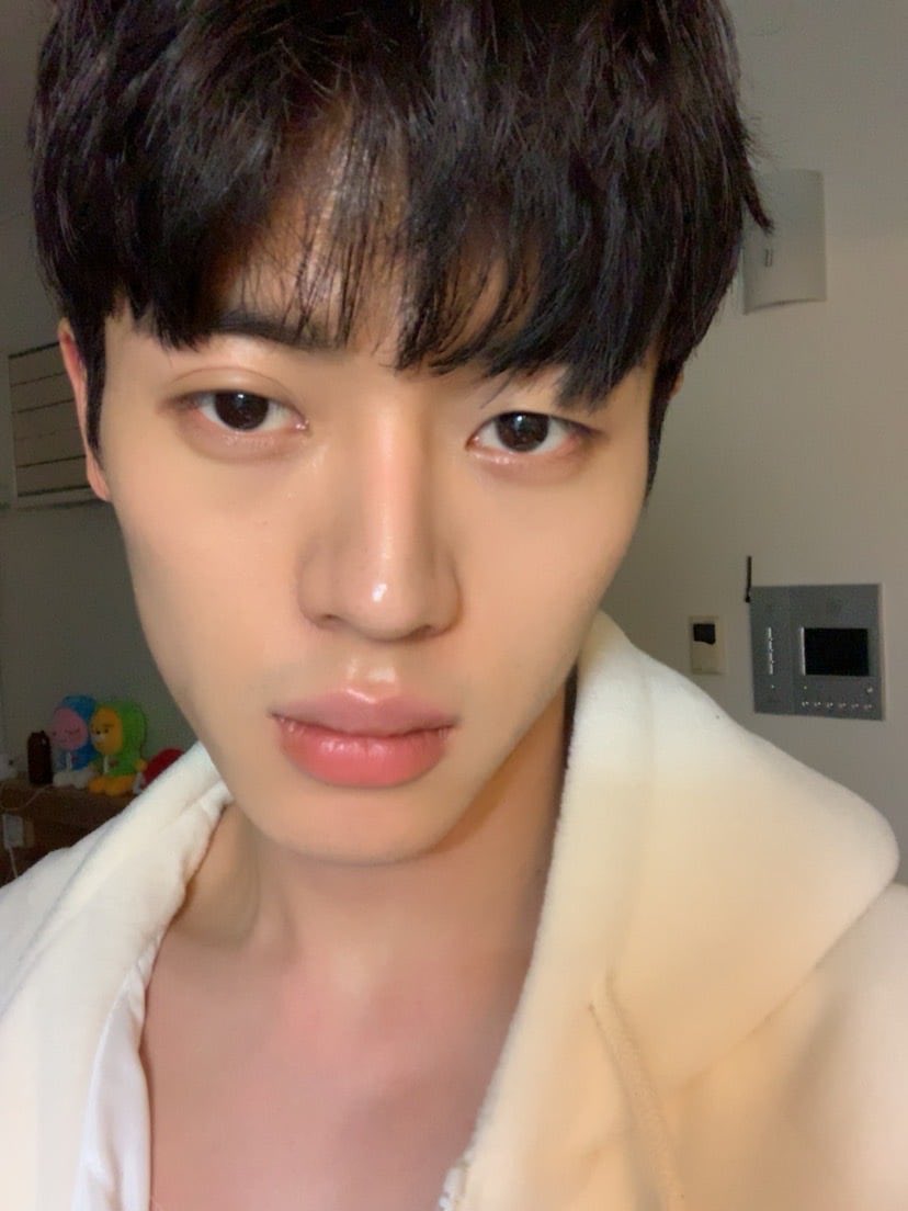 lja1fan's tweet photo. 이주안 처음 쌍커풀 생겼을때 사진 찍어놧대... 23살의 이주안 이거 실환가 https://t.co/JM7tSHCRzx