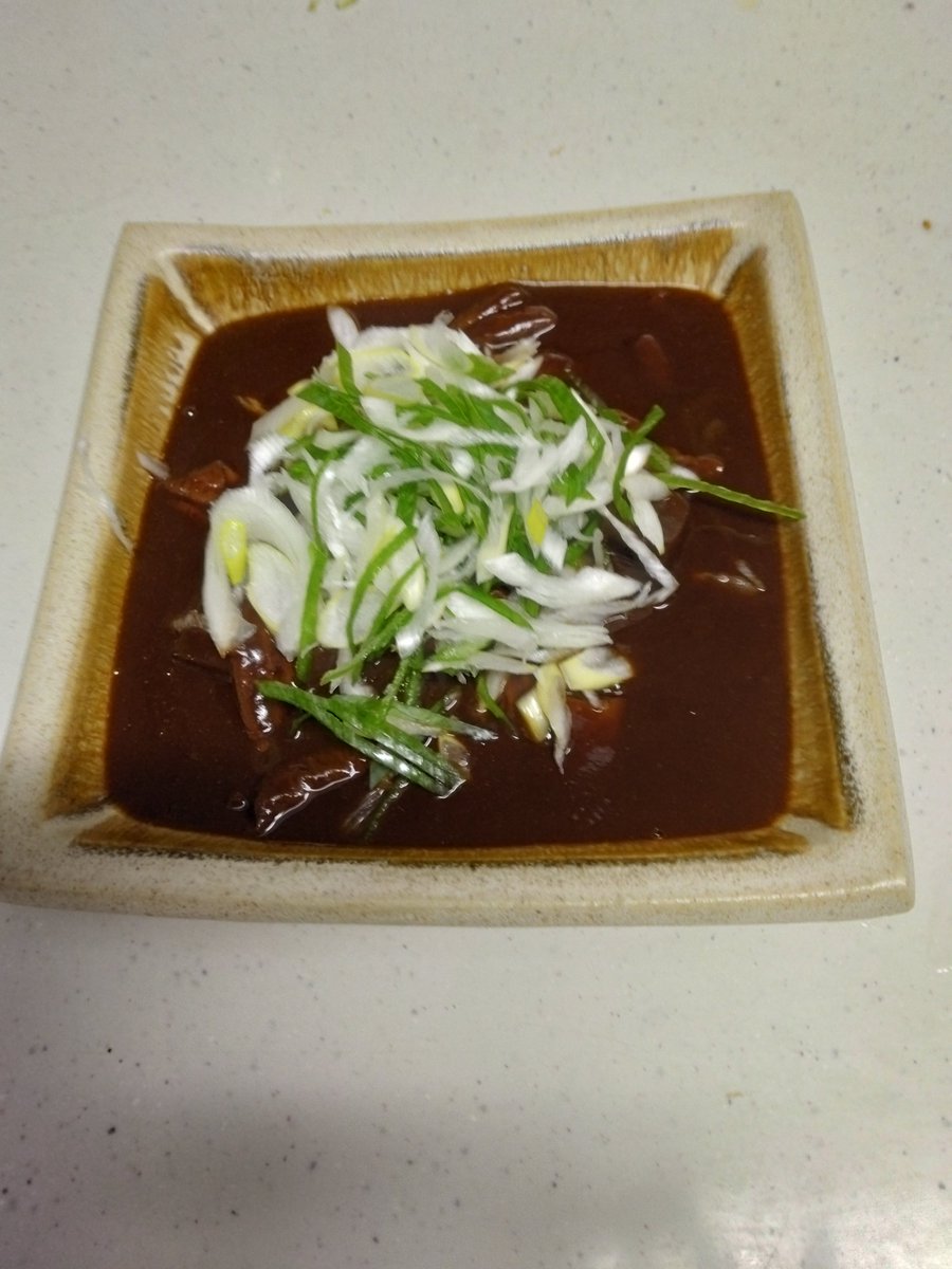 YeiA71's tweet photo. 名古屋名物を沢山頂いた🙇
今日は『どて煮』
1 983～４年夫の転勤で住んでいましたが離れてからは食べて無かった
葱たっぷりのせて美味しかった😋
ご馳走様💓
鯵フライ、キャベツ千切り、インゲンソテー、モズク酢、大根と茸（３種）の味噌汁
夕飯は手抜き無しです🤣
写メ忘れた😅 https://t.co/QZtzqFyU9k