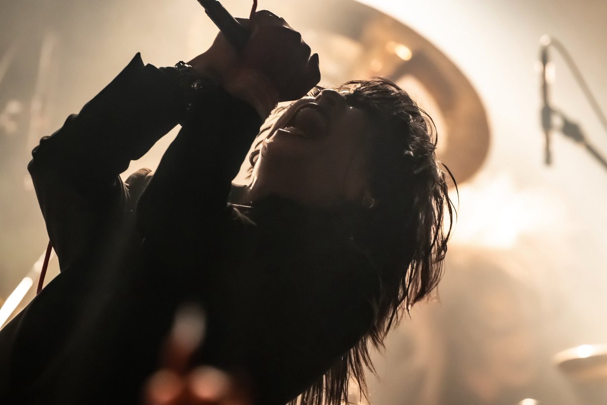 tzkwym's tweet photo. 改めまして、十月二日高田馬場CLUB PHASE
DRUGS " DESCEND INTO ANATHEMA " 
ありがとうございました。

幸せに満ちた……という表現が正しいかはわかりませんが、満たされた解散LIVEになりました。
皆様の、関係者の、そしてメンバー達のおかげです。
僕の記憶に美しい一日を刻んでくれて本当にありがとう。

振り返れば二千二十六年、十二月十九日から十ヶ月程の活動期間で……短い間でしたが、LIVEを一本一本戦っていく度に、どんどん良くなっていって、最後は今までで一番素敵なLIVEになったのではないでしょうか。
DRUGS最後の日に、DRUGSとして最高のLIVEが出来たのはこの上ない幸せです。
ありがとうございました。

DRUGSを通して、自分の歌と改めて真正面から向き合ってきました。
" 歌 " という形のない曖昧なものをどう表現していくか。
" あ " の発音一つにしても、楽曲によって出し方、ニュアンスは変わります。
真剣に向き合ってきました。
間違いはなかったと思います。
今までの自分への感謝と、このDRUGSというバンドへの感謝と。
必ず未来に繋がる……そんな時間を過ごしてきました。

解散は残念です。
ですが、それも仕方がない事です。
しかし、僕は大切な仲間に出会えました。
そして、君達にも出会えました。
幸せな事です。
ツアーの撮影会では初めて話す方々もいらしてくれて、
「名前もまだ知らないのに……」
という気持ちで、せめて名前を聞きたかったな……なんて事を思いました。
だってそんな君も僕に形を与えてくれたのだから。
本当にありがとうございました。
いつも来てくれる方々も、久しぶりにお会いできた方々も、本当に本当にありがとうございました。

まだまだ生きているので、まだまだ沢山感謝させてください。
そして必ず再会させてください。

いつも冷静に色々な事を判断してくれて、DRUGSの柱のように優しく笑っていてくれたタイちゃん。
色々な事に挑戦しながらも兄のようにDRUGSの土台を支えてくれたわっくん。
そして短いながらもDRUGSを華々しく彩ってくれたサポートドラムのリィくん。

僕と一緒に音楽をしてくれてありがとう。

もう一生バンドはやらないと思っていたけれど、一緒にDRUGSをやれて本当に幸せでした。
音楽をしていなかったら出会えなかった沢山の人達に感謝を。

こんなに大切な仲間……友達ができた事に感謝を。

僕達を見つけてくれたみんなに底知れぬ感謝を。

行きたい場所がある。
それは底の知れぬ深い海。

同じ朝は来ないけれど、各々の未来を見ていて下さい。
そして、これからも気が向いた時にDRUGSを聴いて頂けると幸せです。

タイちゃん、わっくん、リィくん
各々の活動の応援、宜しくお願い致します。
僕の新しく出来た、かけがえのない友達なんだ。

ありがとう。

これでDRUGS 綴としての投稿を最後にします。

tzkwym 綴として、また今目の前にある壁へ立ち向かって行きます。
これからも素晴らしい出会いと、夢に恵まれますように。

改めまして……
本当にありがとうございました。

愛しています。

DRUGS 綴