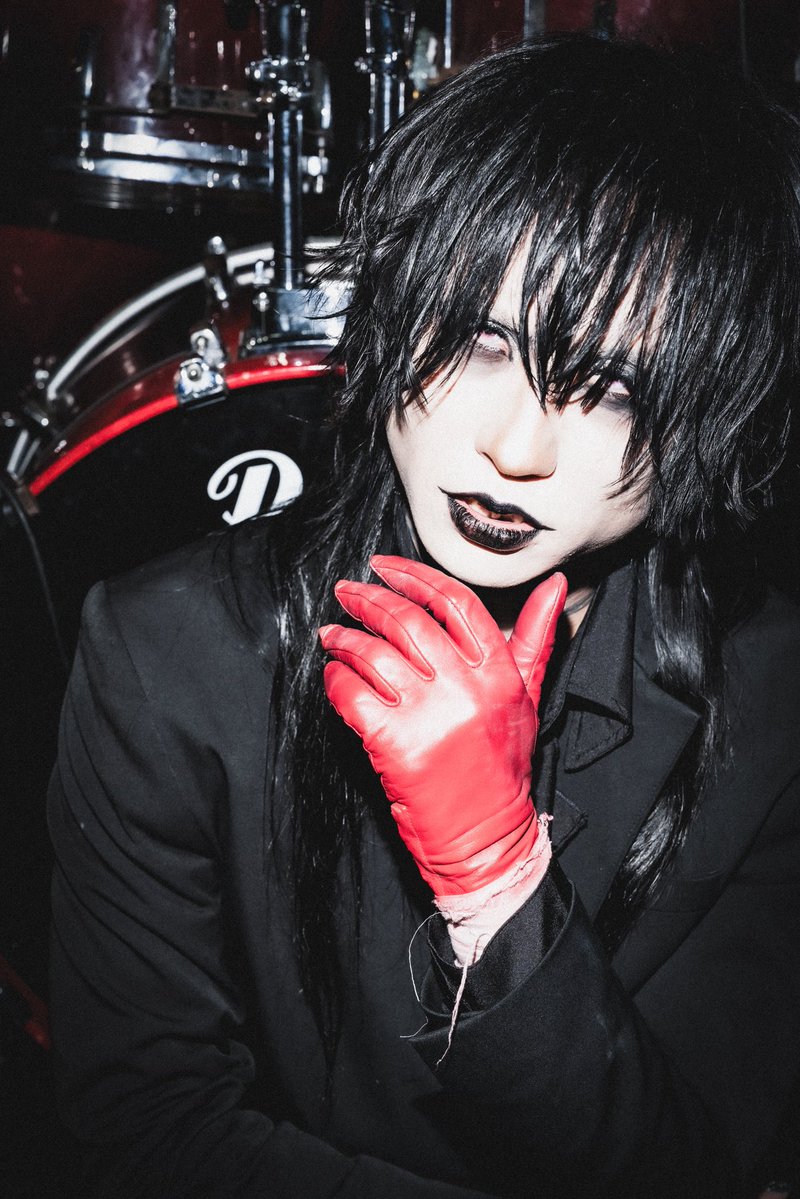 tzkwym's tweet photo. 改めまして、十月二日高田馬場CLUB PHASE
DRUGS " DESCEND INTO ANATHEMA " 
ありがとうございました。

幸せに満ちた……という表現が正しいかはわかりませんが、満たされた解散LIVEになりました。
皆様の、関係者の、そしてメンバー達のおかげです。
僕の記憶に美しい一日を刻んでくれて本当にありがとう。

振り返れば二千二十六年、十二月十九日から十ヶ月程の活動期間で……短い間でしたが、LIVEを一本一本戦っていく度に、どんどん良くなっていって、最後は今までで一番素敵なLIVEになったのではないでしょうか。
DRUGS最後の日に、DRUGSとして最高のLIVEが出来たのはこの上ない幸せです。
ありがとうございました。

DRUGSを通して、自分の歌と改めて真正面から向き合ってきました。
" 歌 " という形のない曖昧なものをどう表現していくか。
" あ " の発音一つにしても、楽曲によって出し方、ニュアンスは変わります。
真剣に向き合ってきました。
間違いはなかったと思います。
今までの自分への感謝と、このDRUGSというバンドへの感謝と。
必ず未来に繋がる……そんな時間を過ごしてきました。

解散は残念です。
ですが、それも仕方がない事です。
しかし、僕は大切な仲間に出会えました。
そして、君達にも出会えました。
幸せな事です。
ツアーの撮影会では初めて話す方々もいらしてくれて、
「名前もまだ知らないのに……」
という気持ちで、せめて名前を聞きたかったな……なんて事を思いました。
だってそんな君も僕に形を与えてくれたのだから。
本当にありがとうございました。
いつも来てくれる方々も、久しぶりにお会いできた方々も、本当に本当にありがとうございました。

まだまだ生きているので、まだまだ沢山感謝させてください。
そして必ず再会させてください。

いつも冷静に色々な事を判断してくれて、DRUGSの柱のように優しく笑っていてくれたタイちゃん。
色々な事に挑戦しながらも兄のようにDRUGSの土台を支えてくれたわっくん。
そして短いながらもDRUGSを華々しく彩ってくれたサポートドラムのリィくん。

僕と一緒に音楽をしてくれてありがとう。

もう一生バンドはやらないと思っていたけれど、一緒にDRUGSをやれて本当に幸せでした。
音楽をしていなかったら出会えなかった沢山の人達に感謝を。

こんなに大切な仲間……友達ができた事に感謝を。

僕達を見つけてくれたみんなに底知れぬ感謝を。

行きたい場所がある。
それは底の知れぬ深い海。

同じ朝は来ないけれど、各々の未来を見ていて下さい。
そして、これからも気が向いた時にDRUGSを聴いて頂けると幸せです。

タイちゃん、わっくん、リィくん
各々の活動の応援、宜しくお願い致します。
僕の新しく出来た、かけがえのない友達なんだ。

ありがとう。

これでDRUGS 綴としての投稿を最後にします。

tzkwym 綴として、また今目の前にある壁へ立ち向かって行きます。
これからも素晴らしい出会いと、夢に恵まれますように。

改めまして……
本当にありがとうございました。

愛しています。

DRUGS 綴