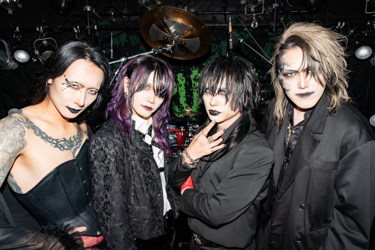 tzkwym's tweet photo. 改めまして、十月二日高田馬場CLUB PHASE
DRUGS " DESCEND INTO ANATHEMA " 
ありがとうございました。

幸せに満ちた……という表現が正しいかはわかりませんが、満たされた解散LIVEになりました。
皆様の、関係者の、そしてメンバー達のおかげです。
僕の記憶に美しい一日を刻んでくれて本当にありがとう。

振り返れば二千二十六年、十二月十九日から十ヶ月程の活動期間で……短い間でしたが、LIVEを一本一本戦っていく度に、どんどん良くなっていって、最後は今までで一番素敵なLIVEになったのではないでしょうか。
DRUGS最後の日に、DRUGSとして最高のLIVEが出来たのはこの上ない幸せです。
ありがとうございました。

DRUGSを通して、自分の歌と改めて真正面から向き合ってきました。
" 歌 " という形のない曖昧なものをどう表現していくか。
" あ " の発音一つにしても、楽曲によって出し方、ニュアンスは変わります。
真剣に向き合ってきました。
間違いはなかったと思います。
今までの自分への感謝と、このDRUGSというバンドへの感謝と。
必ず未来に繋がる……そんな時間を過ごしてきました。

解散は残念です。
ですが、それも仕方がない事です。
しかし、僕は大切な仲間に出会えました。
そして、君達にも出会えました。
幸せな事です。
ツアーの撮影会では初めて話す方々もいらしてくれて、
「名前もまだ知らないのに……」
という気持ちで、せめて名前を聞きたかったな……なんて事を思いました。
だってそんな君も僕に形を与えてくれたのだから。
本当にありがとうございました。
いつも来てくれる方々も、久しぶりにお会いできた方々も、本当に本当にありがとうございました。

まだまだ生きているので、まだまだ沢山感謝させてください。
そして必ず再会させてください。

いつも冷静に色々な事を判断してくれて、DRUGSの柱のように優しく笑っていてくれたタイちゃん。
色々な事に挑戦しながらも兄のようにDRUGSの土台を支えてくれたわっくん。
そして短いながらもDRUGSを華々しく彩ってくれたサポートドラムのリィくん。

僕と一緒に音楽をしてくれてありがとう。

もう一生バンドはやらないと思っていたけれど、一緒にDRUGSをやれて本当に幸せでした。
音楽をしていなかったら出会えなかった沢山の人達に感謝を。

こんなに大切な仲間……友達ができた事に感謝を。

僕達を見つけてくれたみんなに底知れぬ感謝を。

行きたい場所がある。
それは底の知れぬ深い海。

同じ朝は来ないけれど、各々の未来を見ていて下さい。
そして、これからも気が向いた時にDRUGSを聴いて頂けると幸せです。

タイちゃん、わっくん、リィくん
各々の活動の応援、宜しくお願い致します。
僕の新しく出来た、かけがえのない友達なんだ。

ありがとう。

これでDRUGS 綴としての投稿を最後にします。

tzkwym 綴として、また今目の前にある壁へ立ち向かって行きます。
これからも素晴らしい出会いと、夢に恵まれますように。

改めまして……
本当にありがとうございました。

愛しています。

DRUGS 綴