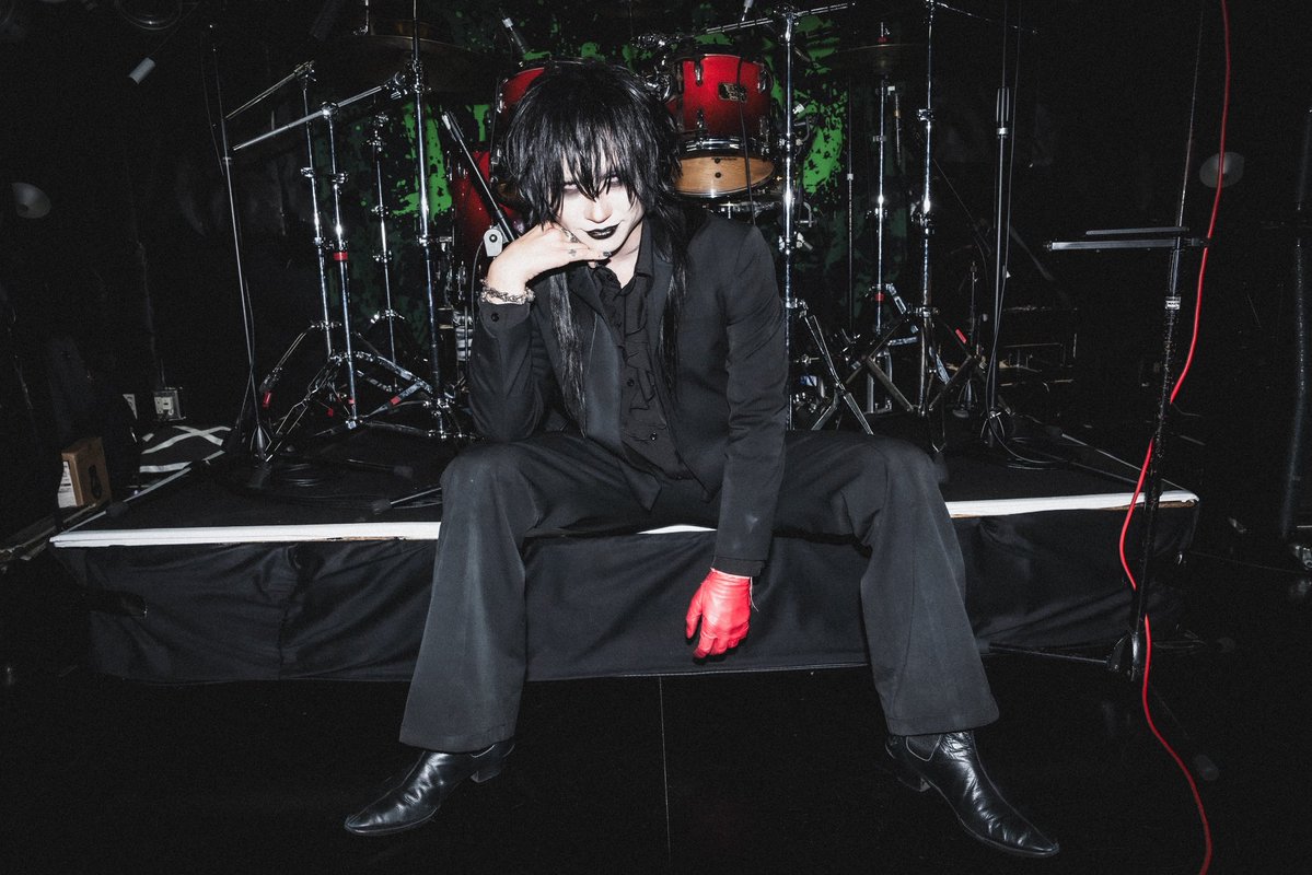 tzkwym's tweet photo. 改めまして、十月二日高田馬場CLUB PHASE
DRUGS " DESCEND INTO ANATHEMA " 
ありがとうございました。

幸せに満ちた……という表現が正しいかはわかりませんが、満たされた解散LIVEになりました。
皆様の、関係者の、そしてメンバー達のおかげです。
僕の記憶に美しい一日を刻んでくれて本当にありがとう。

振り返れば二千二十六年、十二月十九日から十ヶ月程の活動期間で……短い間でしたが、LIVEを一本一本戦っていく度に、どんどん良くなっていって、最後は今までで一番素敵なLIVEになったのではないでしょうか。
DRUGS最後の日に、DRUGSとして最高のLIVEが出来たのはこの上ない幸せです。
ありがとうございました。

DRUGSを通して、自分の歌と改めて真正面から向き合ってきました。
" 歌 " という形のない曖昧なものをどう表現していくか。
" あ " の発音一つにしても、楽曲によって出し方、ニュアンスは変わります。
真剣に向き合ってきました。
間違いはなかったと思います。
今までの自分への感謝と、このDRUGSというバンドへの感謝と。
必ず未来に繋がる……そんな時間を過ごしてきました。

解散は残念です。
ですが、それも仕方がない事です。
しかし、僕は大切な仲間に出会えました。
そして、君達にも出会えました。
幸せな事です。
ツアーの撮影会では初めて話す方々もいらしてくれて、
「名前もまだ知らないのに……」
という気持ちで、せめて名前を聞きたかったな……なんて事を思いました。
だってそんな君も僕に形を与えてくれたのだから。
本当にありがとうございました。
いつも来てくれる方々も、久しぶりにお会いできた方々も、本当に本当にありがとうございました。

まだまだ生きているので、まだまだ沢山感謝させてください。
そして必ず再会させてください。

いつも冷静に色々な事を判断してくれて、DRUGSの柱のように優しく笑っていてくれたタイちゃん。
色々な事に挑戦しながらも兄のようにDRUGSの土台を支えてくれたわっくん。
そして短いながらもDRUGSを華々しく彩ってくれたサポートドラムのリィくん。

僕と一緒に音楽をしてくれてありがとう。

もう一生バンドはやらないと思っていたけれど、一緒にDRUGSをやれて本当に幸せでした。
音楽をしていなかったら出会えなかった沢山の人達に感謝を。

こんなに大切な仲間……友達ができた事に感謝を。

僕達を見つけてくれたみんなに底知れぬ感謝を。

行きたい場所がある。
それは底の知れぬ深い海。

同じ朝は来ないけれど、各々の未来を見ていて下さい。
そして、これからも気が向いた時にDRUGSを聴いて頂けると幸せです。

タイちゃん、わっくん、リィくん
各々の活動の応援、宜しくお願い致します。
僕の新しく出来た、かけがえのない友達なんだ。

ありがとう。

これでDRUGS 綴としての投稿を最後にします。

tzkwym 綴として、また今目の前にある壁へ立ち向かって行きます。
これからも素晴らしい出会いと、夢に恵まれますように。

改めまして……
本当にありがとうございました。

愛しています。

DRUGS 綴