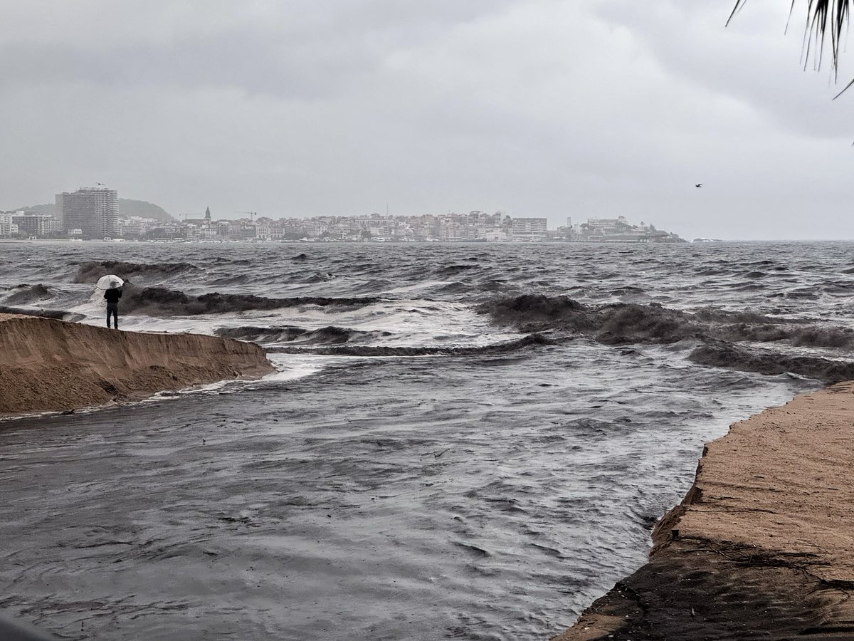 meteopalamos_'s tweet photo. Bon dia! 92 mm acumulats a Palamós aquesta matinada/matí. La riera de Calonge que desemboca a Sant Antoni, baixa de color negre carregada de cendres de l’incendi del juliol a les Gavarres. https://t.co/hE9aPmMHgi