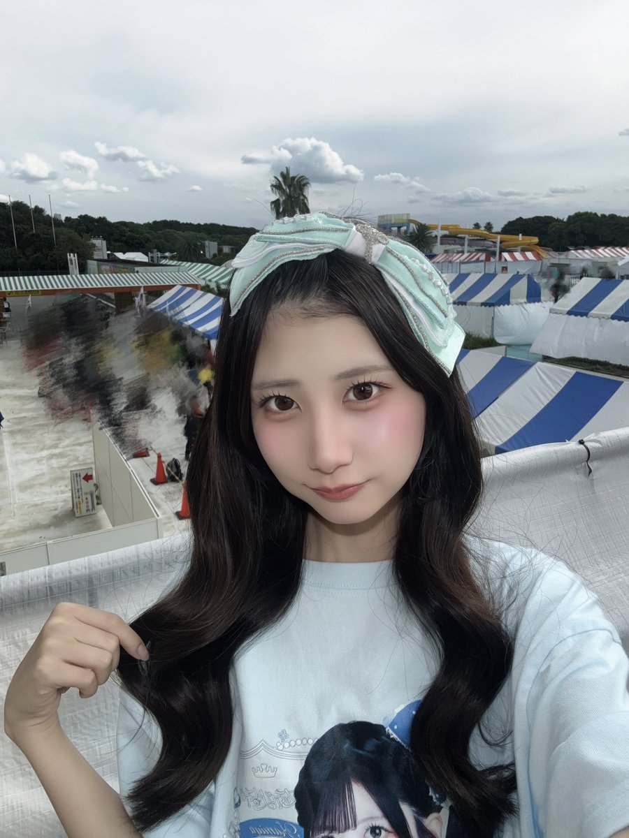 hinano_zuttomo's tweet photo. クロフェス2026 7年目 ラッキー7アイドルフィーバーだしん！ありがとうございました！♡
野外フェスってとってもたのしい( ;  ; )となりました( ;  ; )推しTとチェック衣装を着ることができてうれしかったの👏🏻
本日はデコ出し巻き下ろし！好評でとってもうれしかったありがとう（ ᐪ꒳​ᐪ ）
ちょうど良い気温でとっても楽しかったよ〜遠いのに会いに来てくれてありがとう🩵
次のライブはあした！まってます！
