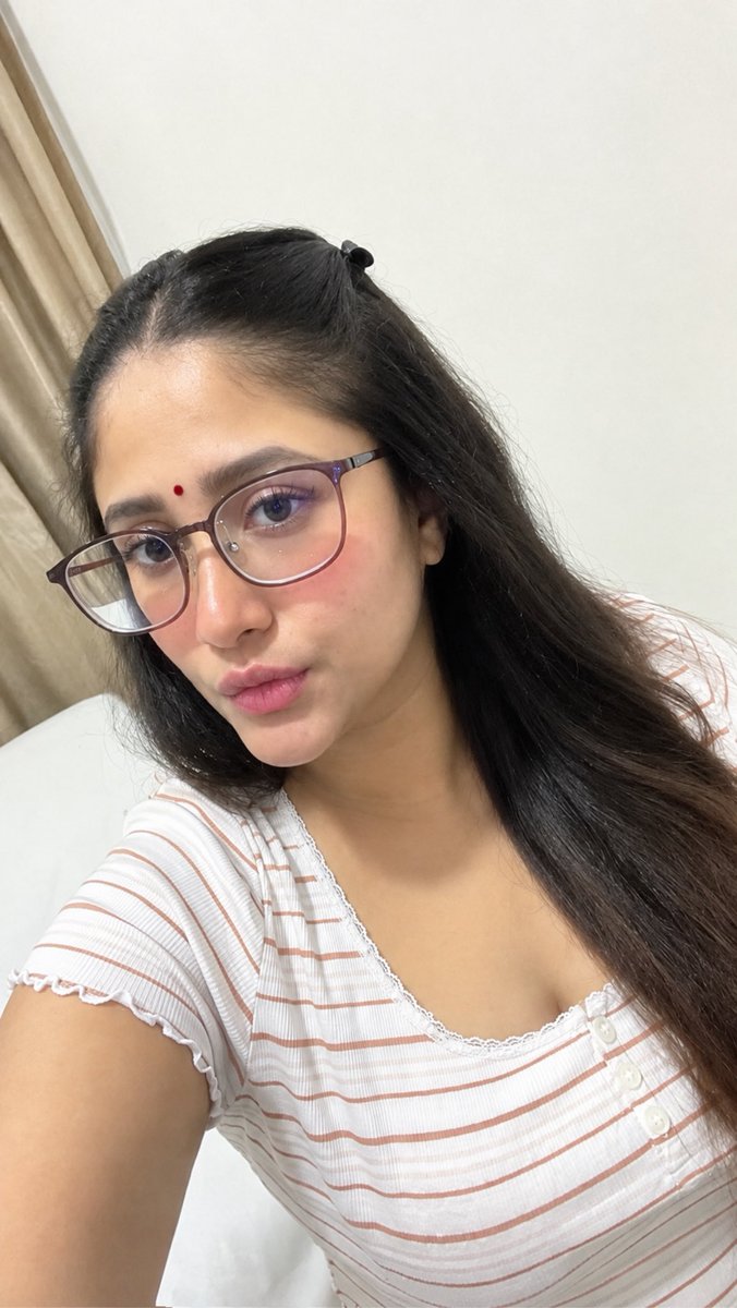 herselfonly10's tweet photo. A little nerdy, a lot cute 🤓🤍 https://t.co/g4K0NQW8nu