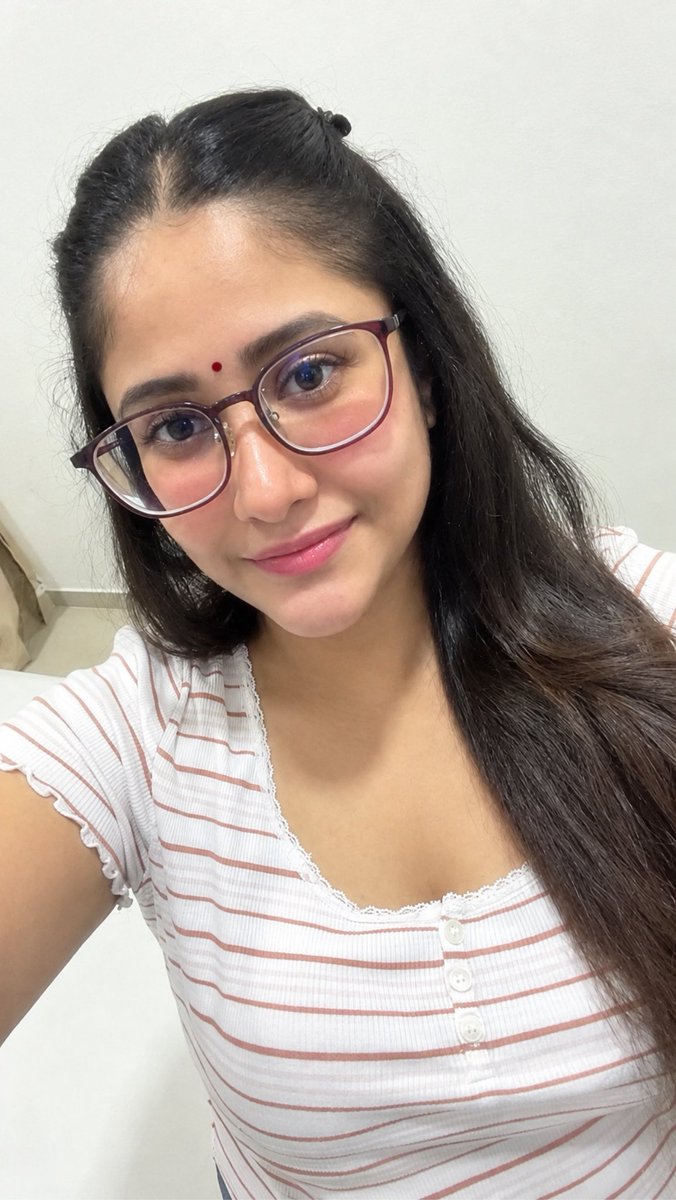 herselfonly10's tweet photo. A little nerdy, a lot cute 🤓🤍 https://t.co/g4K0NQW8nu