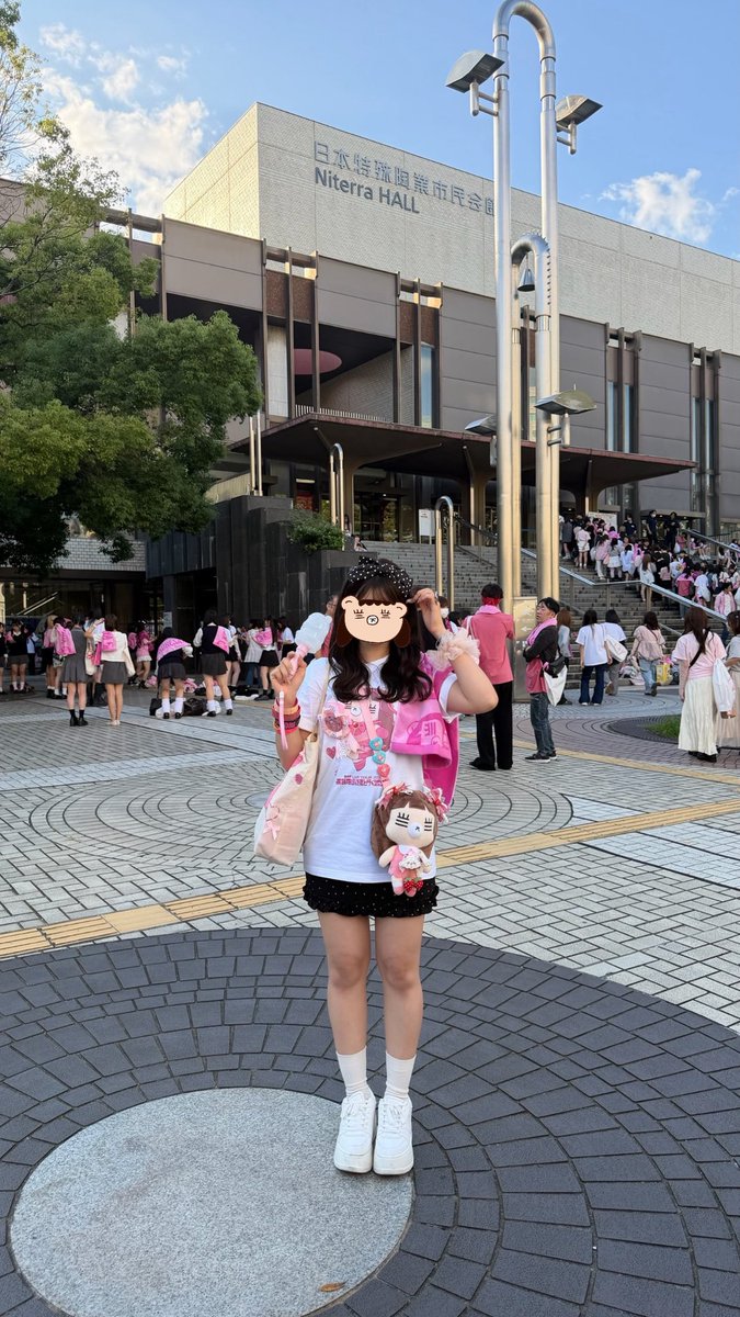 fuunanka's tweet photo. THEPINK名古屋🎀
コレちゃんと何回も目が合ったし、ハイタッチもできちゃって‼️
セトリ良すぎるし‼️
衣装かわいすぎるし‼️
名古屋みんな声でっけえ（たのしい）‼️だったし

前回のくじのTシャツにキラキラつけてロゼットもつけたの〜🦩🎟️🛍️💝🩰🌷 https://t.co/jpVoQX6z4i