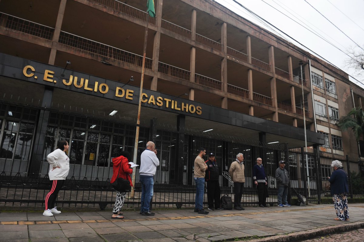 felipefaleiro's tweet photo. Pedreiro Jordani Souza foi o 1º a chegar no Colégio Estadual Júlio de Castilhos, em POA, para a votação, às 7h. Cerca de dez pessoas aguardando. Tem até a feira em frente. “Vim cedo porque tenho compromisso de trabalho depois”, disse Jordani. @correio_dopovo 
📸: Camila Cunha https://t.co/1LfUROUeXB