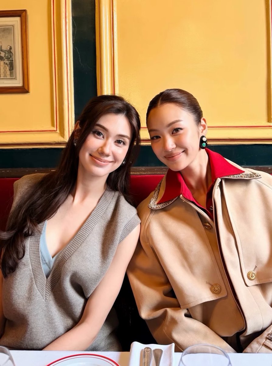 ecbae_'s tweet photo. Ouhh they are wearing Fall Winter 2026 collection 😍

#CHANELSS27xLenaMiu
#LalinaLena #MiuNatsha
#CHANELSpringSummer 
#CHANEL #PFW @CHANEL https://t.co/XmiCNLXWj2