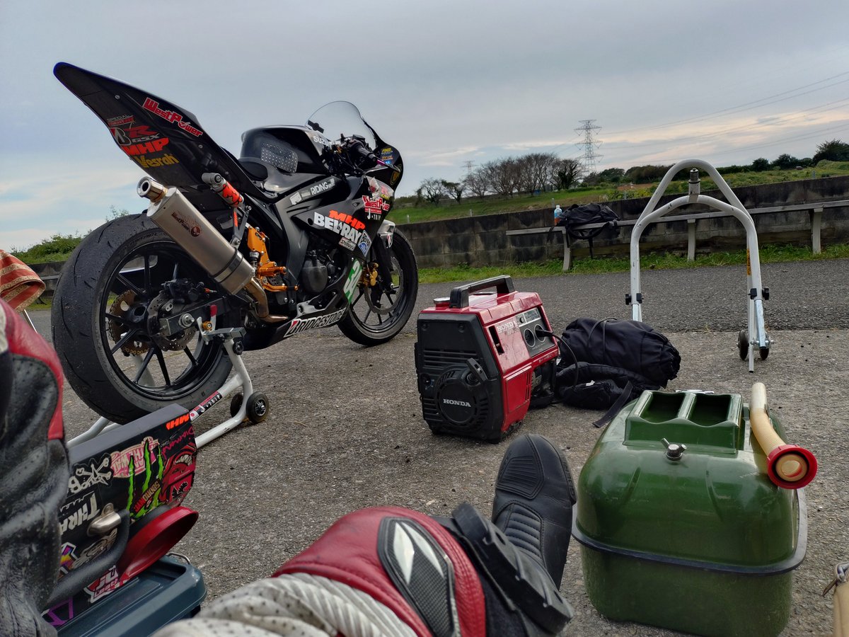 takugsxr125's tweet photo. motoGPの熱い風が吹いてきそうな、
イワイサーキット。
緑に囲まれ、開放感もありながら、
タイトで体力も必要なこのコースで、
あの富沢祥也や岡本裕生も練習に
励んだといいます。自分も久々でしたが、初対面のGSX−R乗りの方々や、自走で来場した方々と楽しみました🏁
＠suzukicojpmotor
＠IWAI_c https://t.co/OY7cbn5y2J