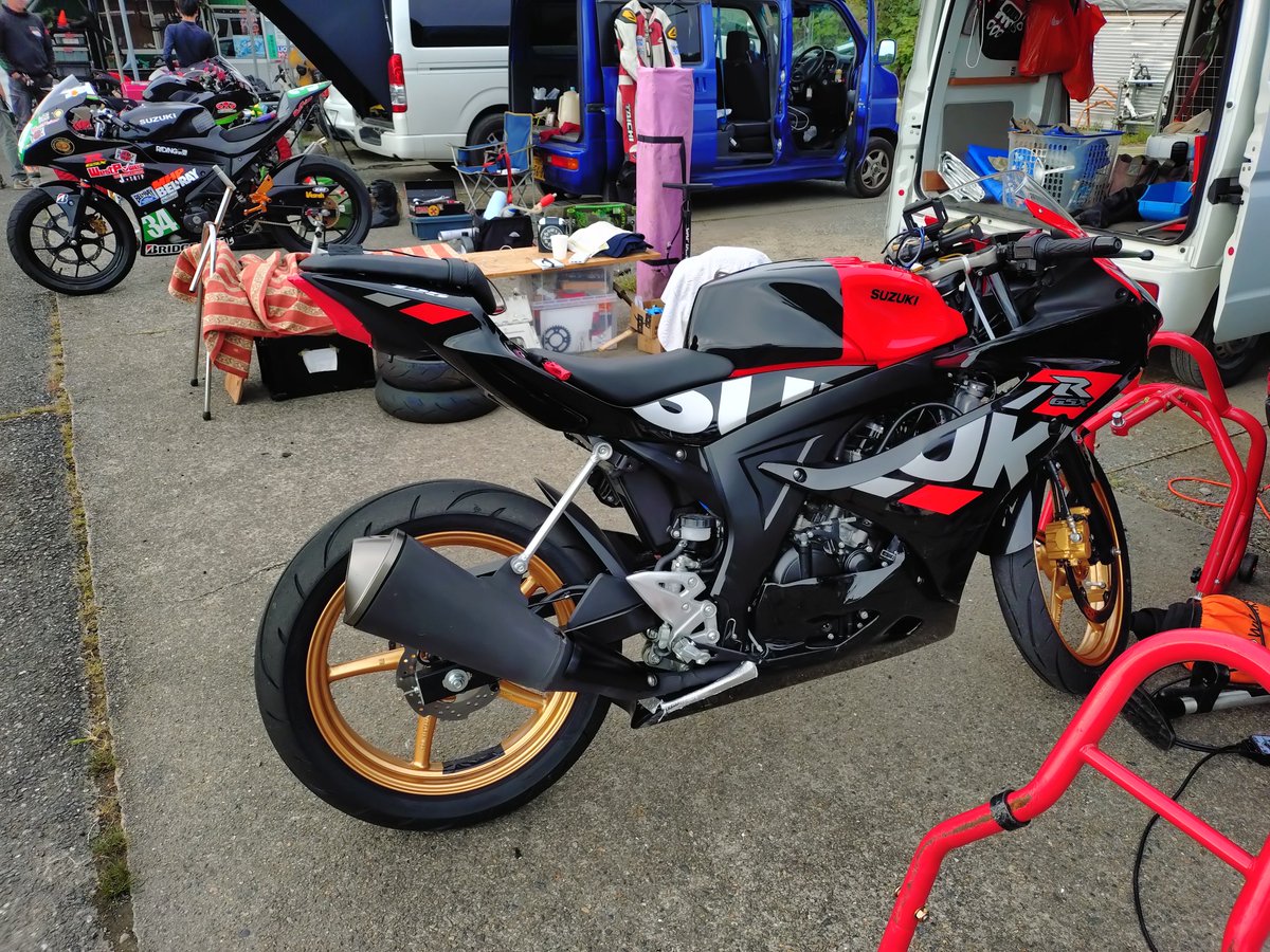 takugsxr125's tweet photo. motoGPの熱い風が吹いてきそうな、
イワイサーキット。
緑に囲まれ、開放感もありながら、
タイトで体力も必要なこのコースで、
あの富沢祥也や岡本裕生も練習に
励んだといいます。自分も久々でしたが、初対面のGSX−R乗りの方々や、自走で来場した方々と楽しみました🏁
＠suzukicojpmotor
＠IWAI_c https://t.co/OY7cbn5y2J