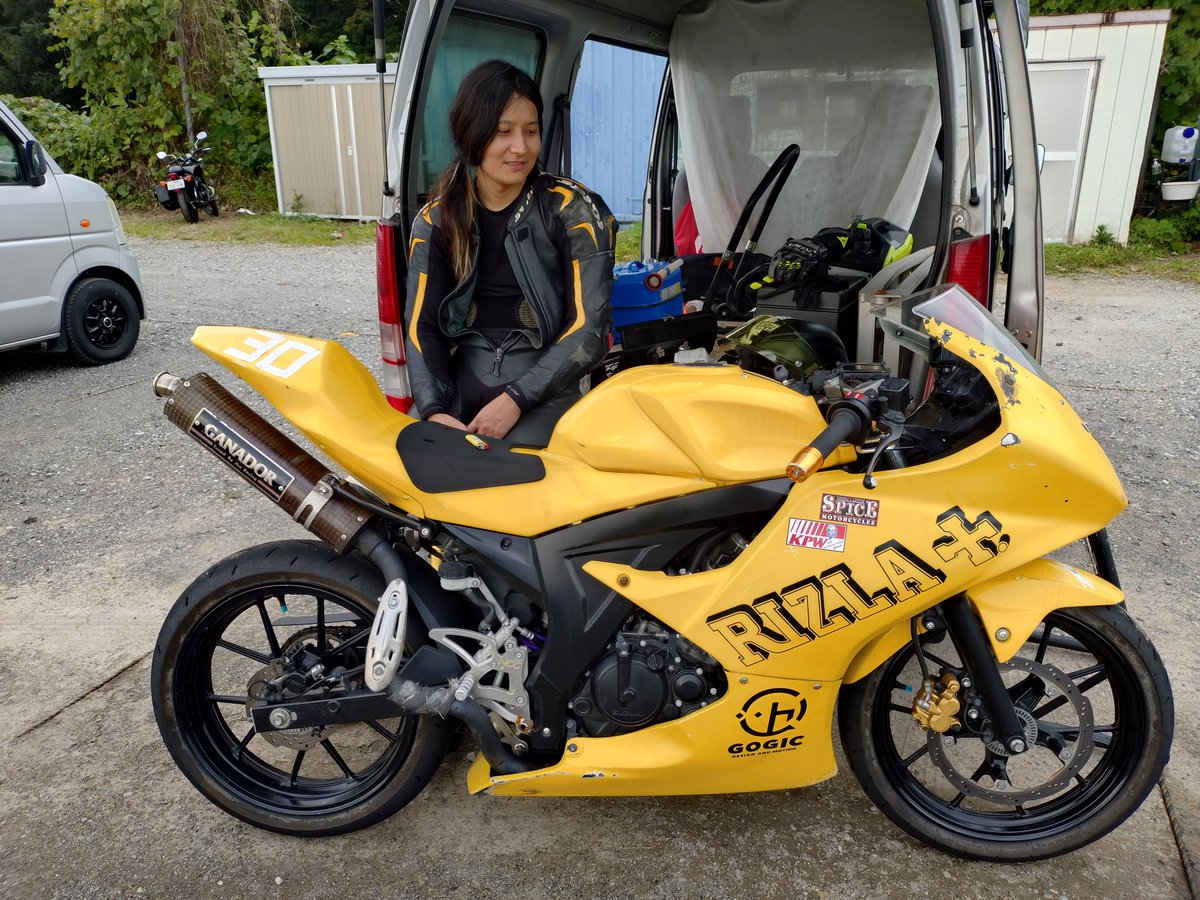 takugsxr125's tweet photo. motoGPの熱い風が吹いてきそうな、
イワイサーキット。
緑に囲まれ、開放感もありながら、
タイトで体力も必要なこのコースで、
あの富沢祥也や岡本裕生も練習に
励んだといいます。自分も久々でしたが、初対面のGSX−R乗りの方々や、自走で来場した方々と楽しみました🏁
＠suzukicojpmotor
＠IWAI_c https://t.co/OY7cbn5y2J