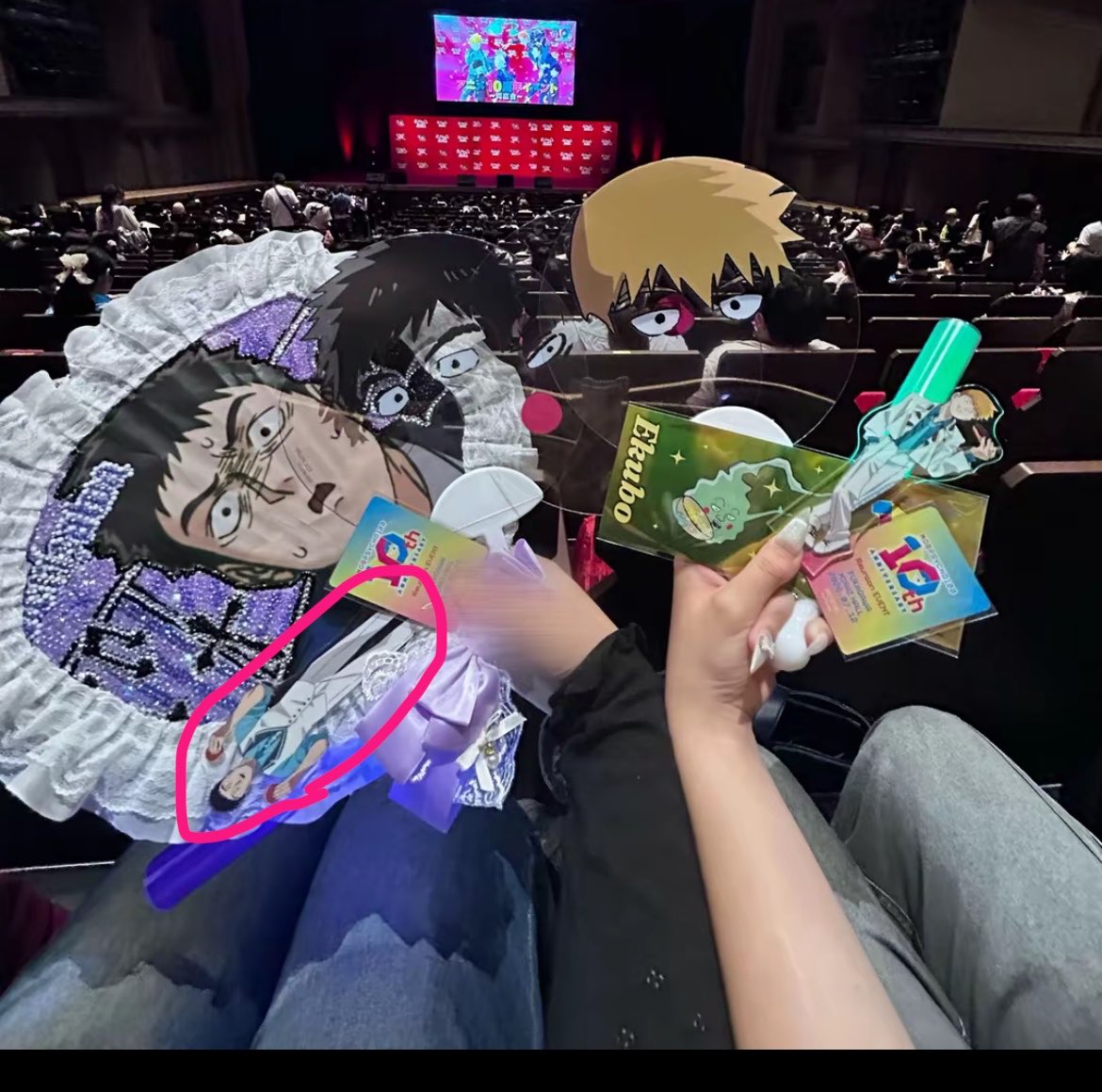 Reikyuuchi114's tweet photo. 同窓会の時に急いで撮った写真見返したらアクスタありえない位置でやばい https://t.co/gBSrHZwxDT