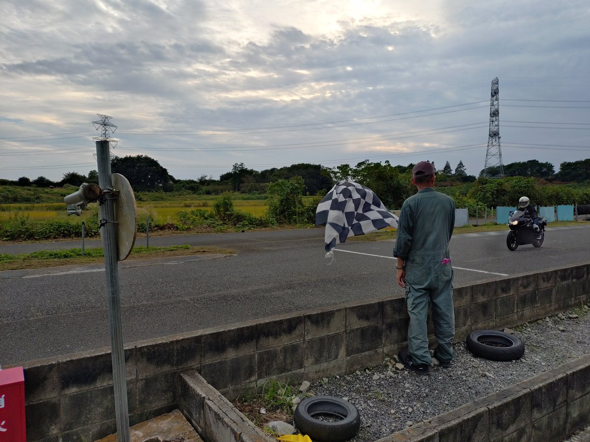 takugsxr125's tweet photo. motoGPの熱い風が吹いてきそうな、
イワイサーキット。
緑に囲まれ、開放感もありながら、
タイトで体力も必要なこのコースで、
あの富沢祥也や岡本裕生も練習に
励んだといいます。自分も久々でしたが、初対面のGSX−R乗りの方々や、自走で来場した方々と楽しみました🏁
＠suzukicojpmotor
＠IWAI_c https://t.co/OY7cbn5y2J