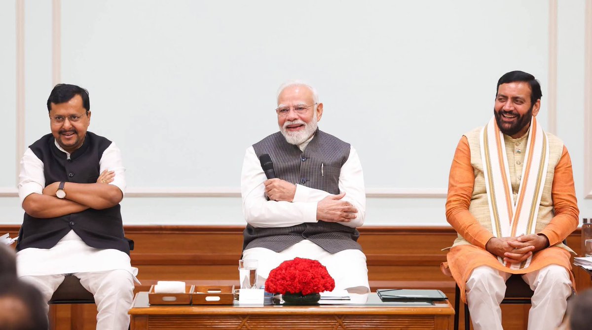 UMESHBJP23's tweet photo. 🚩 सेवा का संकल्प, सुशासन का संकल्प, विकसित हरियाणा का संकल्प! 🇮🇳

माननीय प्रधानमंत्री श्री नरेन्द्र मोदी जी एवं आदरणीय राष्ट्रीय अध्यक्ष श्री नितिन नबीन जी के सानिध्य में 7 लोक कल्याण मार्ग, नई दिल्ली में हरियाणा भाजपा विधायक दल की महत्वपूर्ण बैठक में सहभागिता हुई। https://t.co/Gq7iruPXw0