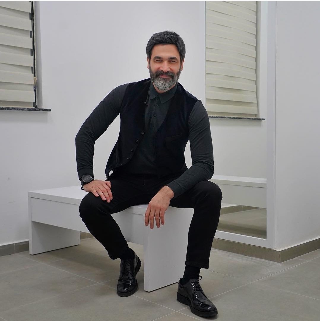 YanbalTurkan's tweet photo. Kalp ne, aşk ne, vuslat ne, bu bahsi akıl almaz / Hesap; tüccarın işi, aşıkta hesap olmaz...

Uğur Işılak 

@ugur_isilak https://t.co/ApYHYnZp1s