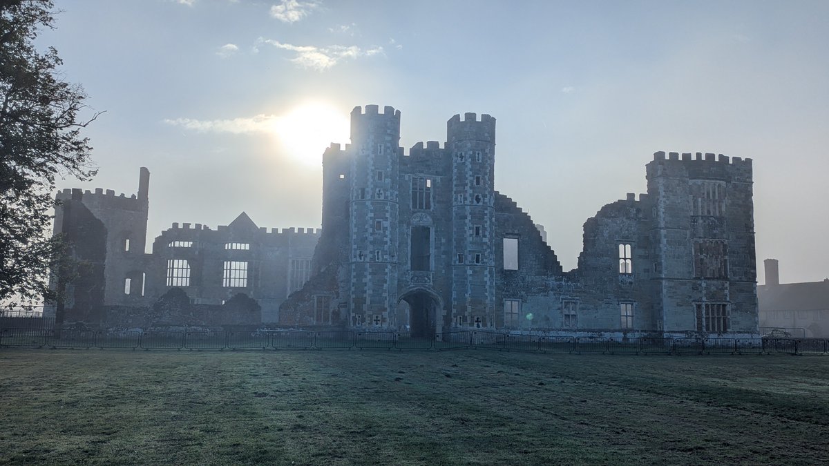 RecyclerBill's tweet photo. Today's #GateOfTheDay #CowdrayRuins #WestSussexπ
#BillsGates
#QuiteInterestingGatesAndLatchesOfTheUK https://t.co/0ocvaphIf2