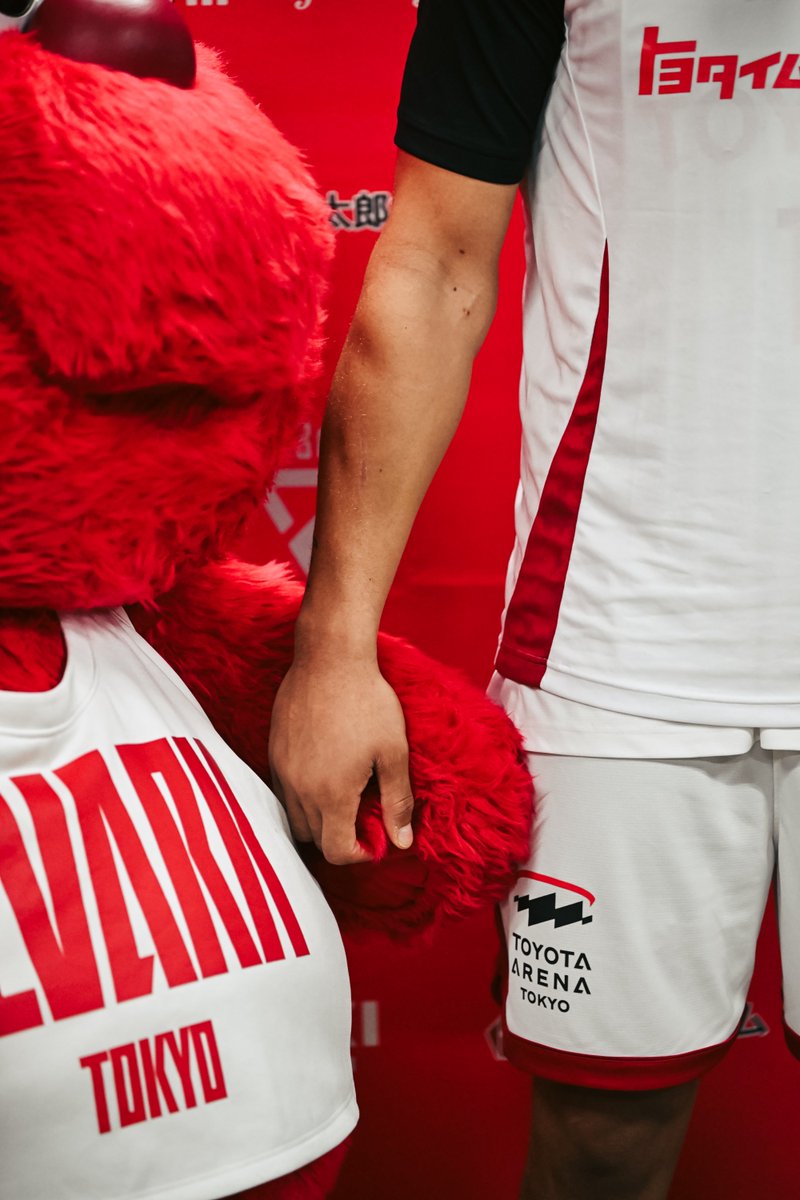 ALVARK_TOKYO's tweet photo. うれしそうなルーク☺️🤝
#アルバルク東京 #WEともに挑む #Bリーグ https://t.co/LIYCMtzCGe