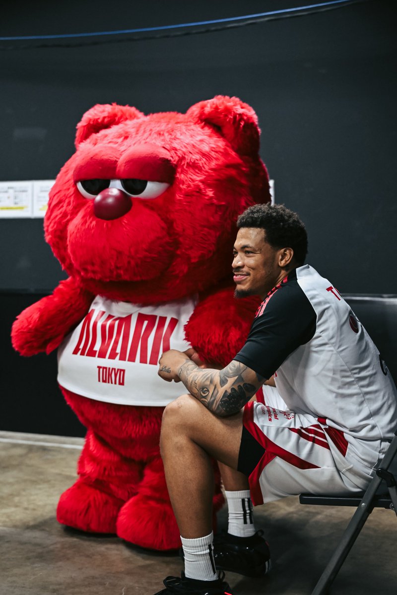 ALVARK_TOKYO's tweet photo. うれしそうなルーク☺️🤝
#アルバルク東京 #WEともに挑む #Bリーグ https://t.co/LIYCMtzCGe