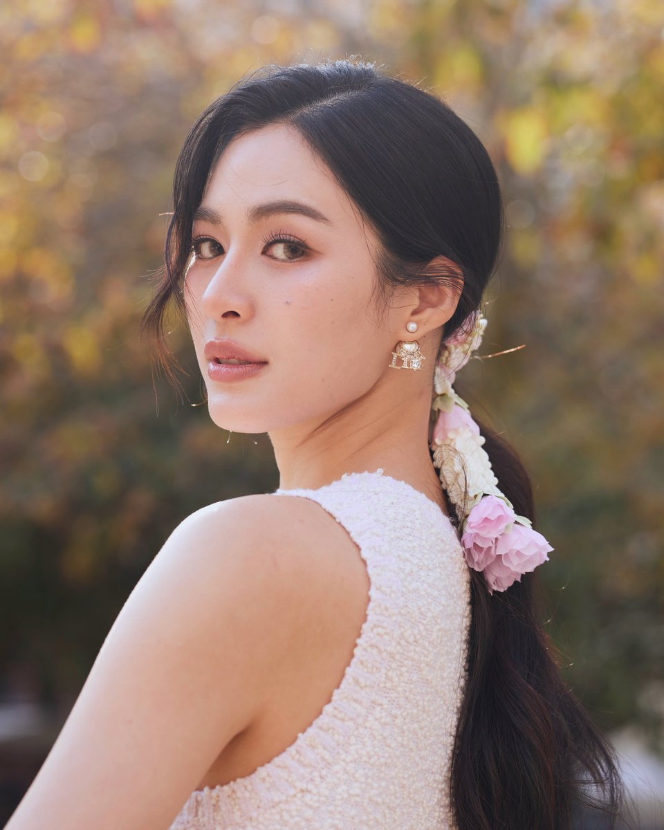lonongnub_trend's tweet photo. พี่หลิง: Malai 🪷
ฉัน: มาลา
สวยกันมากกกกกกกก กรี๊ดดดดด

From IG: linglingkwong 

#LingOrmDiorSummer27 #LinglingKwong #OrmKornnaphat  #LingOrm #Dior #DiorSummer27 #PFW https://t.co/i6zBBTI3W8