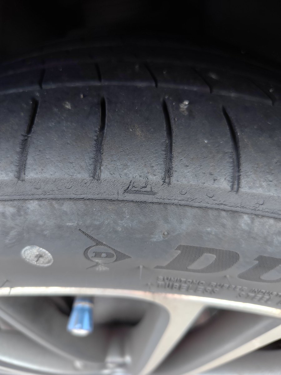 sora03power's tweet photo. 私の愛車SUBARU BRZのフロントタイヤをチェックしたところ、スリップサインの位置を示す三角マークが擦り減っていました💦

う〜ん…これは12月に予定している定期点検で指摘されるかもしれないな…😓 https://t.co/4vhTz7lnVF