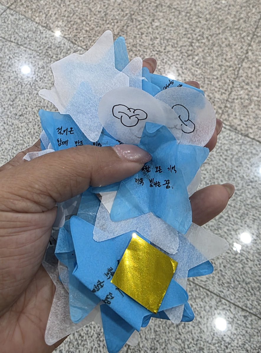 pimjungnae's tweet photo. โซนดอยมีน้ามตากับสิ่งนี้มาก🥹
มีสตาฟมาต้อนให้ไปรับตั้งแต่เดินออกจากฮอลเลย🥹
เมื่อเราถูกรักอย่างดีจากศิลปินที่เรารัก
#도경수 #DOHKYUNGSOO #DAY_OFF #DAYOFF_INSEOUL https://t.co/V4TvuWoFx2