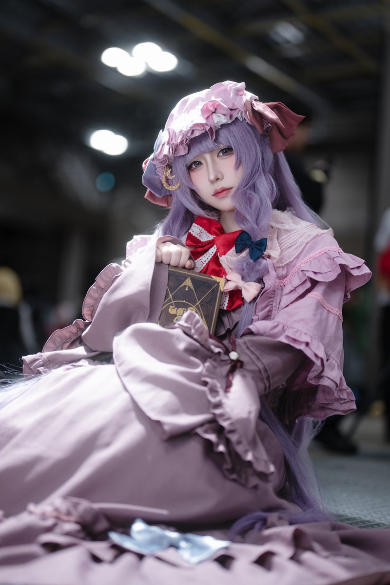OctoPazz_'s tweet photo. Cosplay　東方project
パチュリー・ノーレッジ

知識を糧にする魔法使い、パチュリー・ノーレッジよ＿＿＿✦ ˚₊‧⁺˖

📸: @shaw5964 
#例大祭 
#秋季例大祭13 
#パチュリー  
#東方Projectコスプレ https://t.co/O5oFgBTuY5