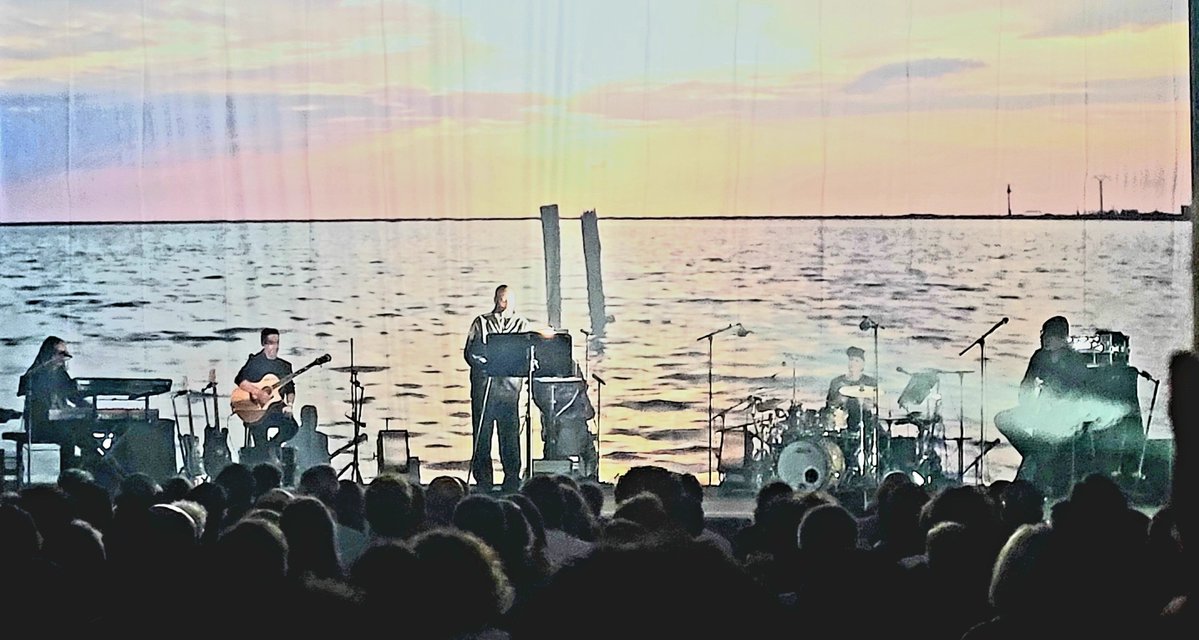 Delmedkenobi's tweet photo. Hier soir sur la scène de la @philharmonie, @AbdAlMalikMusic, poète, slameur, rappeur, a lancé sa tournée consacrée aux 20 ans de son album Gibraltar. 

Et un message : soyons Un, soyons Une, soyons Uni.e.s.

Simple. Basique. Essentiel. https://t.co/c3PgccMyVQ