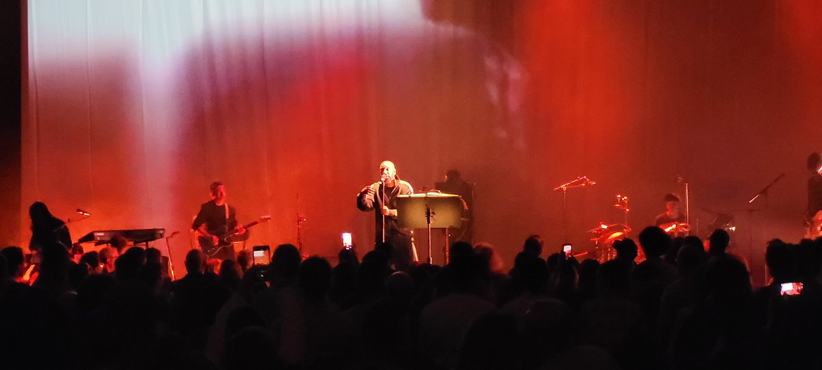 Delmedkenobi's tweet photo. Hier soir sur la scène de la @philharmonie, @AbdAlMalikMusic, poète, slameur, rappeur, a lancé sa tournée consacrée aux 20 ans de son album Gibraltar. 

Et un message : soyons Un, soyons Une, soyons Uni.e.s.

Simple. Basique. Essentiel. https://t.co/c3PgccMyVQ