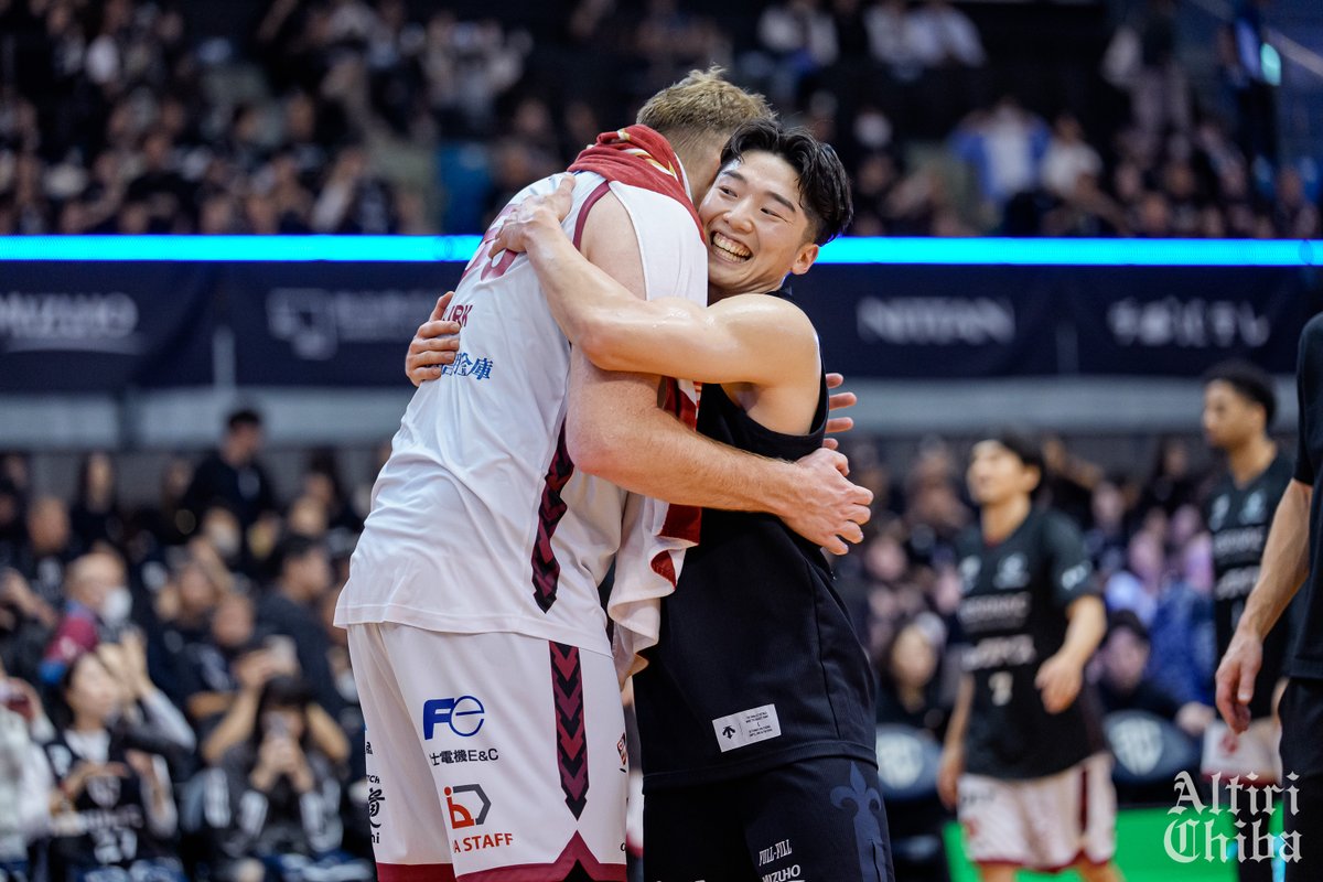 altiri_chiba's tweet photo. #黒川虎徹 選手にとっては、長い代表活動期間を共に過ごした #アレックス・カーク 選手との対戦。
たくさんの経験を積みその成長した姿をコートで披露してくれました。#アルティーリ千葉 https://t.co/HEFvXfOiaU