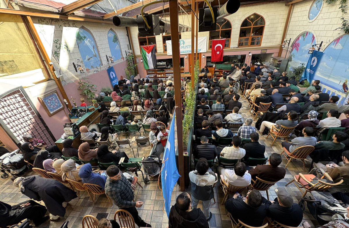 mustugenclik's tweet photo. Üsküdar, bugün şehit Muhammed Zeki Hamed’in şehadetine şahitlik etti!

Dönem açılışımızı, şehit Muhammed Zeki Hamed’in ağabeyi Abdurrahman Hamed’i konuk ederek gerçekleştirdik.

Kendisinden, kardeşi  şehit Zeki Hamed’in "Tufan Sancağı Altında" kitabının hikayesini dinledik. https://t.co/kaCF8Ir0ui