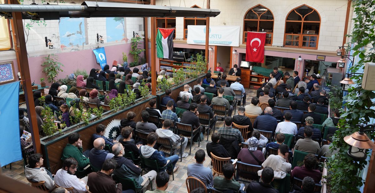 mustugenclik's tweet photo. Üsküdar, bugün şehit Muhammed Zeki Hamed’in şehadetine şahitlik etti!

Dönem açılışımızı, şehit Muhammed Zeki Hamed’in ağabeyi Abdurrahman Hamed’i konuk ederek gerçekleştirdik.

Kendisinden, kardeşi  şehit Zeki Hamed’in "Tufan Sancağı Altında" kitabının hikayesini dinledik. https://t.co/kaCF8Ir0ui