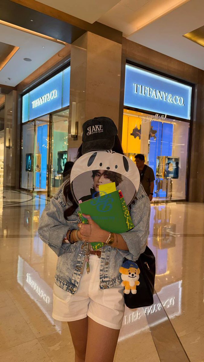 ProjectJakePH's tweet photo. What started as just a quiet dream between us, a simple cap embroidered with "Jake Lovers Club", is now resting on the very person who inspired it all. We are officially crying😭

#JakeLoversClub #ENHYPEN_JAKE #엔하이픈_제이크 #JAKE #제이크 @ENHYPEN_members @ENHYPEN https://t.co/CgRTyQKjst