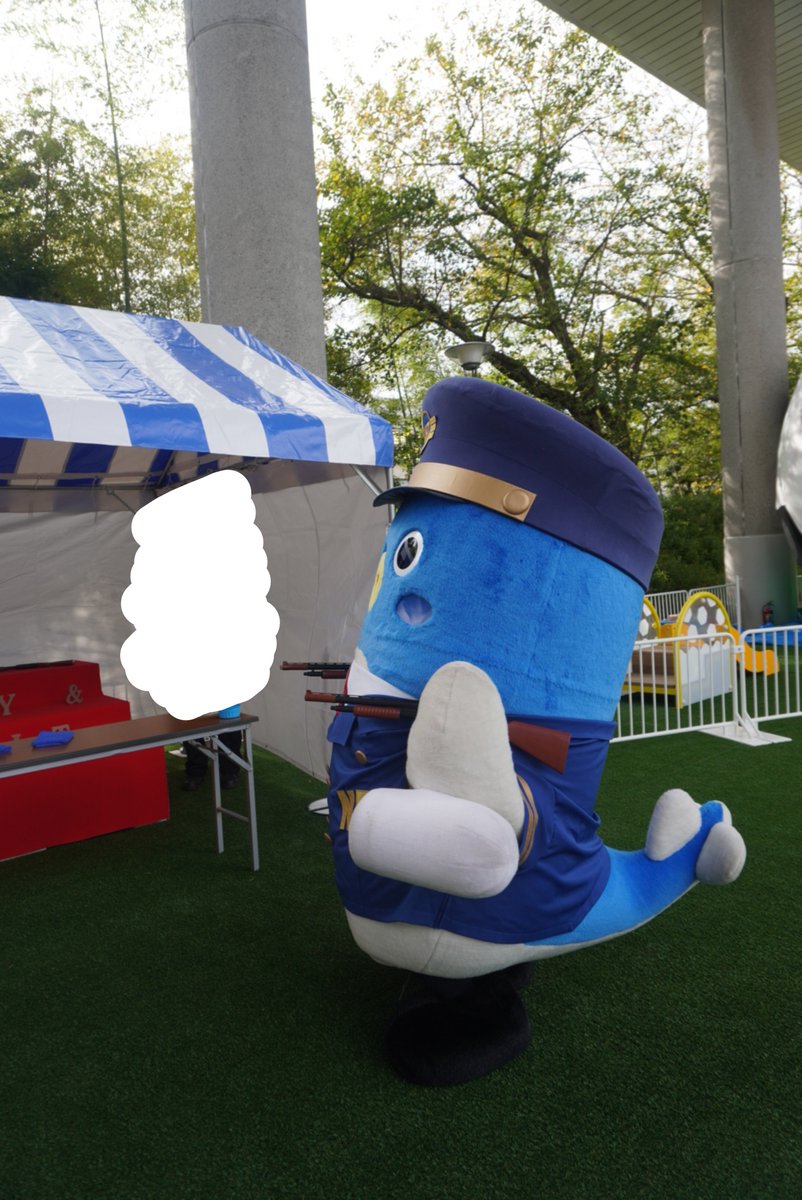 yukarisatsuki's tweet photo. 射的ブースへ。なぜか２丁持ちに🤣wwwどういうことなのwww
めっちゃ強そう🤣www
西部劇のヒーロー？またぎのうなりくん？笑笑

すごい楽しそうだった🤣笑
#うなりくん https://t.co/ItpPPUIiME