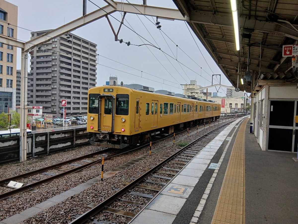 DeNAka15's tweet photo. 2両なのにワンマンでない府中行きの方向幕の105系 https://t.co/05m2hqLEtV