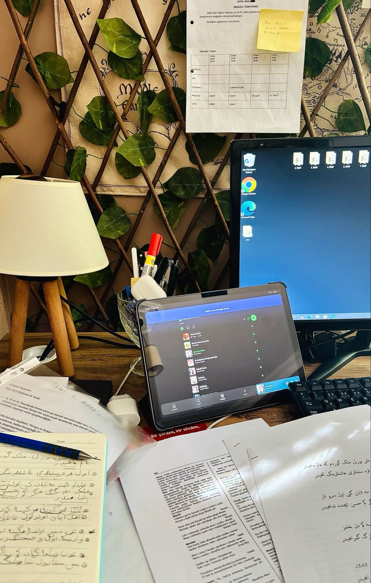 th3wis3n's tweet photo. Yine bir pazar günü..
cepte kalan 200 tl 
ve mecburiyetten çalışmamı romantize etmeye çalışan ben. https://t.co/ooUFaXGGlF
