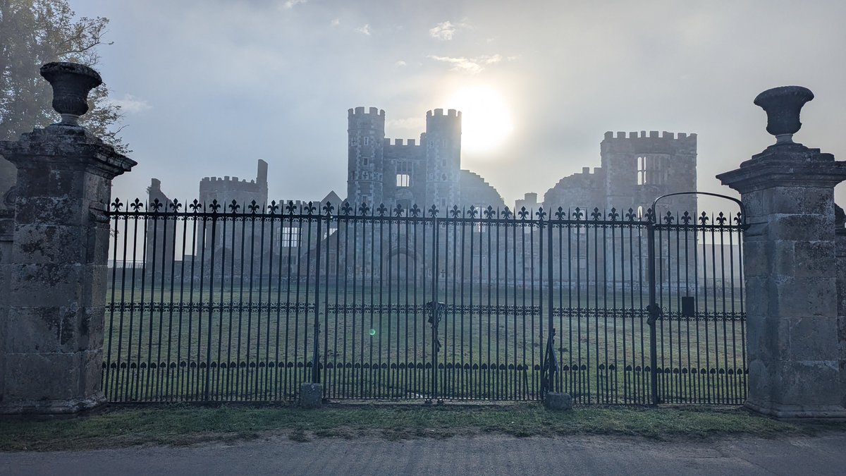 RecyclerBill's tweet photo. Today's #GateOfTheDay #CowdrayRuins #WestSussexπ
#BillsGates
#QuiteInterestingGatesAndLatchesOfTheUK https://t.co/0ocvaphIf2