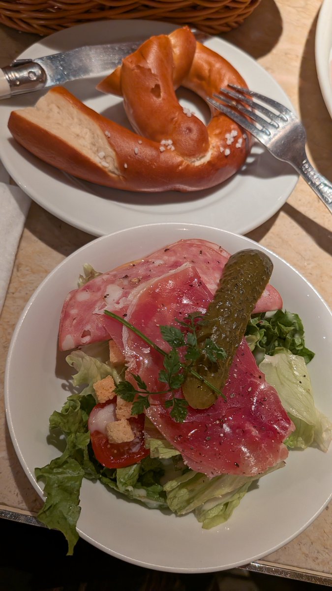 ukanruri's tweet photo. 土曜日は学生時代の友とドイツな店へ.
とっても楽しかった.
1人後から来て最初3人.
会のあと癒しスペースに行って,さらに東京駅前で風を感じながらうっとり呑んだ https://t.co/zP9fB9c1DP