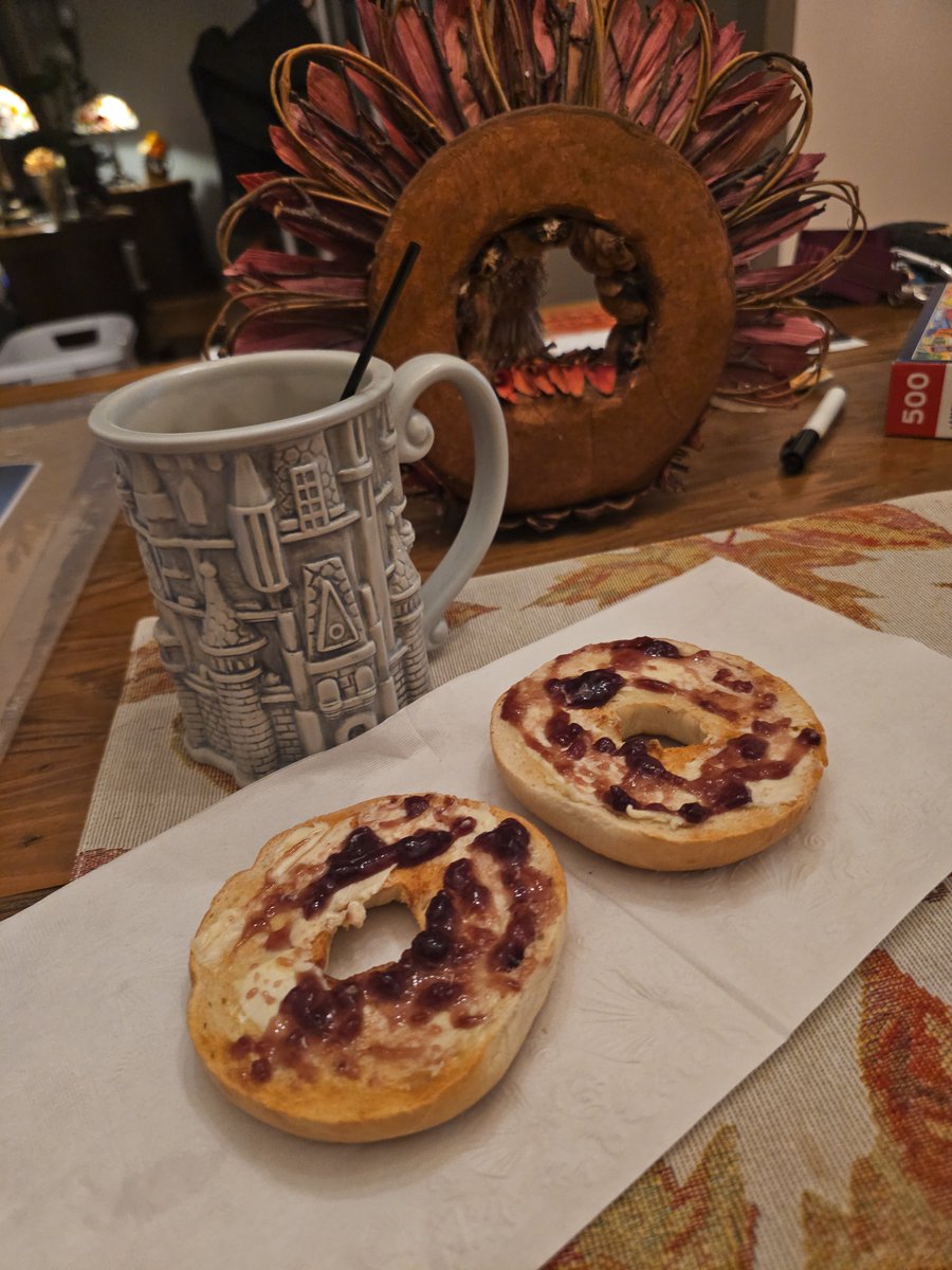 TiffanyLilly82's tweet photo. Pre-race carbs & coffee!
#runlife #fitchick #OCNJ #halfmarathon https://t.co/PKbtrYAmPx