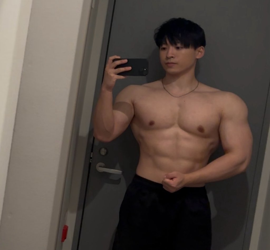 stretchmarkssss's tweet photo. スミスマシンが個人的に苦手なのでインクラインのベンチもフリーウェイトでやり始めたのですが、体感良さそうです。 https://t.co/7q8UGhJvG7