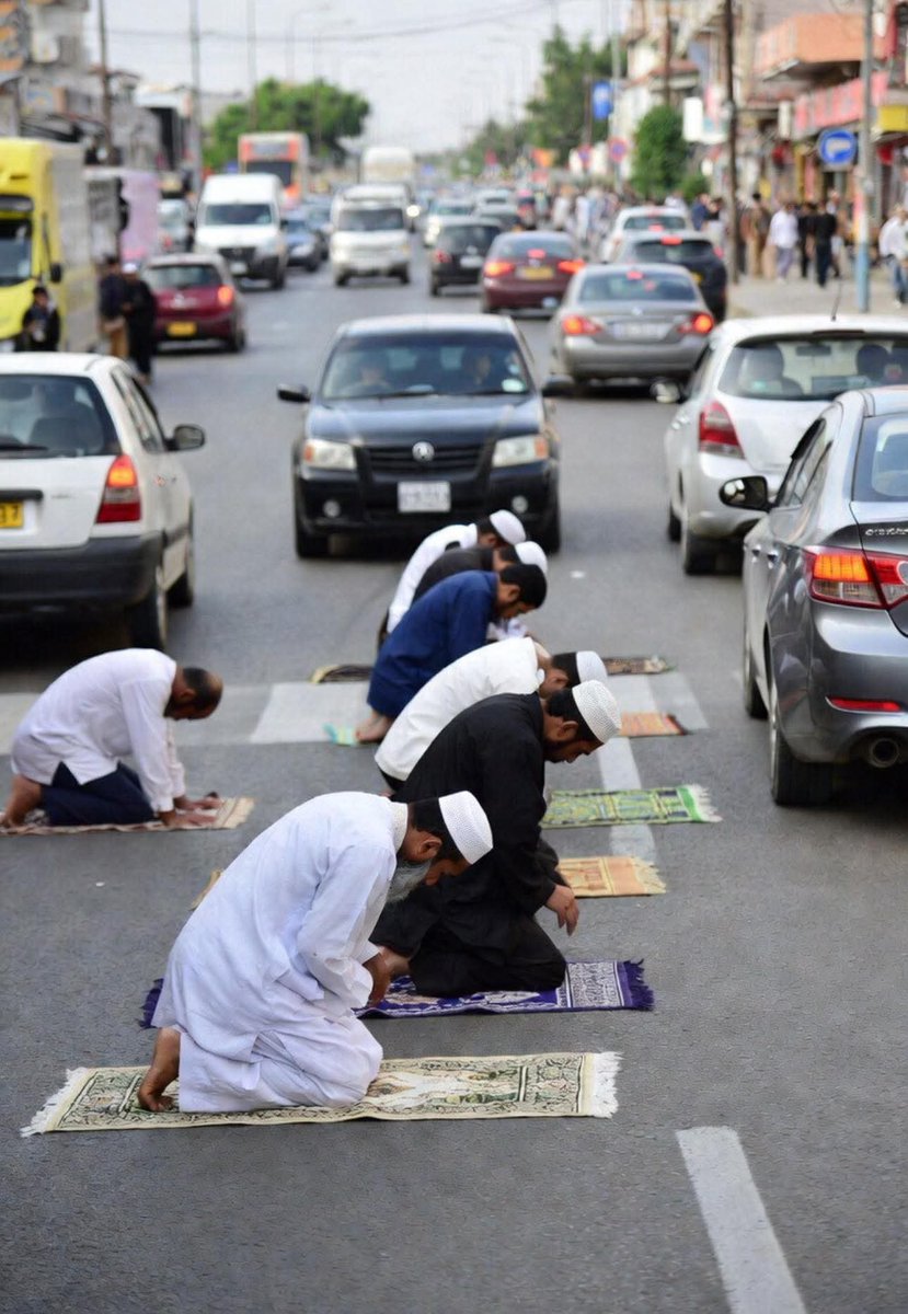 feeynetezhebuni's tweet photo. İslam’da Müslümanlara sokaklarda namaz kılmayı emreden hiçbir hüküm ya da temel şart bulunmamaktadır.
Namaz şüphesiz bir farzdır; ancak ibadeti topluma sergilemek asla bir zorunluluk değildir.
Esasen İslam öğretisi bu konuda üç temel ilkeye dayanır:
İlki, ihlas ve samimiyettir. Namaz, bir gösteri unsuru değil, yalnızca Allah rızası için eda edilen bir kulluk görevidir.
İslam dini, riyâ olarak adlandırılan gösterişi kesin bir dille meneder.
Şayet niyet, halis bir kulluktan bir güç veya haklılık gösterisine evrilirse, yapılan ibadet tüm saflığını ve manevi değerini yitirir.
İkincisi, kamusal düzen ve insana saygıdır. İbadet etmek başkalarına zarar vermemeli, yolları kapatarak insanları mağdur etmemeli ve gereksiz çatışmalara zemin hazırlamamalıdır. Hakiki bir iman, toplumsal sorumlulukları ve kul hakkını göz ardı etmez.
Üçüncüsü ise tevazu ve edeptir. Namaz kılınan mekan temiz, saygın ve ibadetin ruhuna uygun olmalıdır. İbadet eylemi kışkırtıcı bir gösterişten uzak, vakur ve ağırbaşlı bir duruş sergilemelidir.
İslam, yeryüzünü bir mescit kılarak temiz olan her yerde namaz kılmaya izin vermiştir; fakat bunu bir güç gösterisi ya da gösteri haline getirmeyi asla istemez. Namaz bir tiyatro sahnesine dönüştüğünde, oradaki mesele artık ibadetin yerine getirilmesi değil, niyetin sorgulanması haline gelir.
Hristiyanlık geleneğinde de bu duruma dair en çok atıf yapılan metin, İncil’in Matta 6:5–6 bölümüdür.
İsa (as) Dağdaki Vaazı’nda şöyle hitap eder:
"Dua ettiğiniz zaman ikiyüzlüler gibi olmayın. Çünkü onlar, insanlara kendilerini göstermek için havralarda ve sokak başlarında dikilerek dua etmeyi severler. Ama siz dua edeceğiniz zaman kendi odanıza çekilin, kapınızı kapatın ve gizlide olan Babanıza dua edin."
İşte bu, İncil'deki en etkileyici ifadelerden biridir: "Odanıza çekilin ve kapınızı kapatın." Yani ibadetinizi gizli, baş başa ve deruni bir şekilde yapın. Çünkü inanç ve ibadet, kul ile Yaratıcı arasında kalması gereken, son derece mahrem ve özel bir bağdır; her zaman da öyle kalmalıdır.
