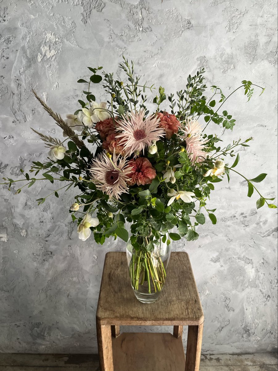 nchan___33's tweet photo. 今月のお花です💐

今年はブーケを勉強しました🫧
昨日は1年間の集大成の作品発表でした。
6.7店舗お店を回って、イメージに合う花材を集め、何回も何回も失敗しながら組んだブーケです😌
先生にも褒めてもらえたし大満足です。

きっと元気のないあなたに、この花束が届くことを願って。 https://t.co/xPa0zGXQom