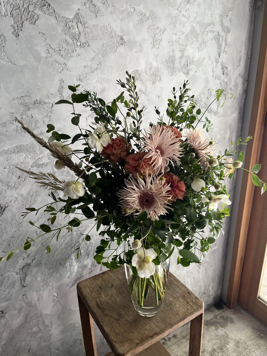 nchan___33's tweet photo. 今月のお花です💐

今年はブーケを勉強しました🫧
昨日は1年間の集大成の作品発表でした。
6.7店舗お店を回って、イメージに合う花材を集め、何回も何回も失敗しながら組んだブーケです😌
先生にも褒めてもらえたし大満足です。

きっと元気のないあなたに、この花束が届くことを願って。 https://t.co/xPa0zGXQom