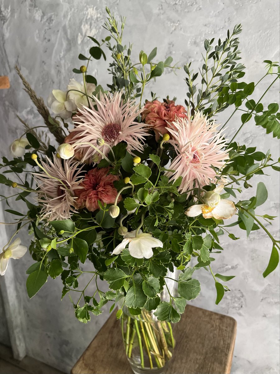 nchan___33's tweet photo. 今月のお花です💐

今年はブーケを勉強しました🫧
昨日は1年間の集大成の作品発表でした。
6.7店舗お店を回って、イメージに合う花材を集め、何回も何回も失敗しながら組んだブーケです😌
先生にも褒めてもらえたし大満足です。

きっと元気のないあなたに、この花束が届くことを願って。 https://t.co/xPa0zGXQom