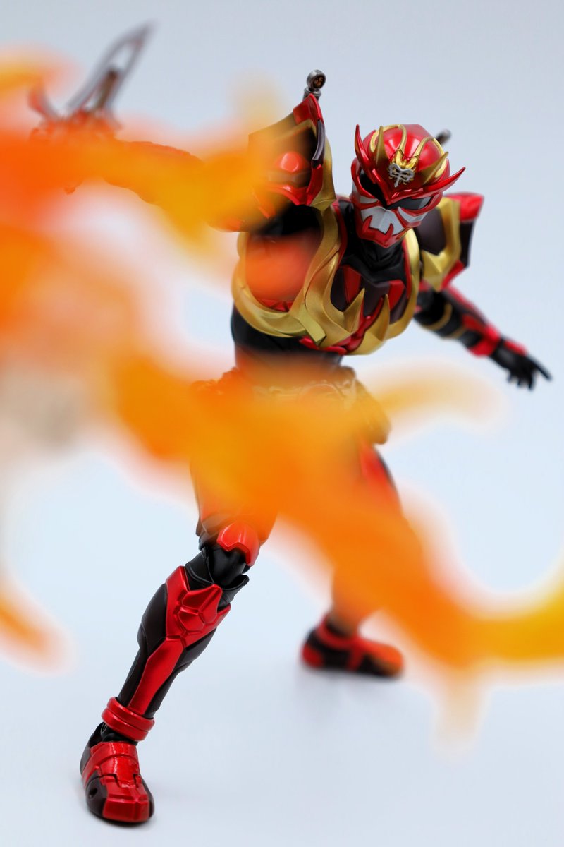 75system01's tweet photo. 奥多摩のカマイタチ戦での、長大な炎の剣に変えて切り裂く「音撃刃 鬼神覚声」。 https://t.co/26OkFIEAtc