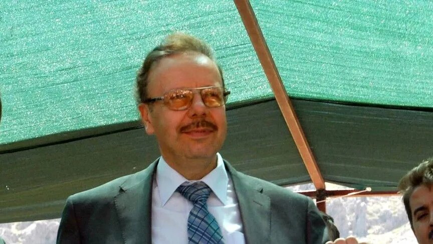 gundem_pluss's tweet photo. Eski Ulaştırma Bakanı Arif Ahmet Denizolgun’un 2016’daki ölümüne ilişkin soruşturmada 10 yıl sonra iki kritik iddianame hazırlandı. 

Soruşturmada daha önce “yok” denilen otopsi videosunun, fethi kabir kararının alındığı gün ortaya çıktığı belirlendi. 

Üç Adli Tıp görevlisi hakkında “resmî belgede sahtecilik”, Denizolgun’un özel doktoru olduğu belirtilen Nurettin Demirkol hakkında ise “yalan tanıklık” suçundan dava açıldı.

DETAYLAR;

BİRİNCİ İDDİANAME;
Soruşturma yeniden derinleştirilirken Bakırköy Cumhuriyet Başsavcılığı, Adli Tıp kurumuna yazı yazarak otopsi işlemine ilişkin görüntü kaydı bulunup bulunmadığını sordu fakat farklı zamanlarda yapılan üç yazışmada da "Görüntü yok" cevabı alındı.

Denizolgun’un mezarının açılarak yeniden inceleme yapılması için fethi kabir kararı alınmasının ardından ise Adli Tıp kurumu bu kez Başsavcılığa "otopsi videosu vardı." yanıtı verdi.

Yaşananlarından ardından 3 Adli Tıp çalışanı hakkında “kamu görevlisinin resmî belgede sahteciliği” suçundan dava açıldı.

İKİNCİ İDDİANAME;
Soruşturmadaki ikinci iddianame ise Denizolgun’un özel doktoru olduğu belirtilen Nurettin Demirkol hakkında düzenlendi.

Demirkol 2026’daki ifadesinde yüzde veya vücutta kan görmediğini söyledi.

Ancak 2016 tarihli olay yeri ve ölü muayene tutanağında Demirkol’un, Denizolgun’un ağzının sağ tarafından kan sızdığını ve kanın yastığı ıslattığını söylediği kayıt altına alınmıştı.

Ayrıca Demirkol'un olay günü Kısıklı’daki evinde bulunduğunu söylediği ancak savcılığın, HTS kayıtlarında o saatlerde Kısıklı bazında bulunmadığını tespit ettiği ortaya çıktı.

Demirkol’un hakkında da yalan tanıklık suçundan kamu davası açtı.